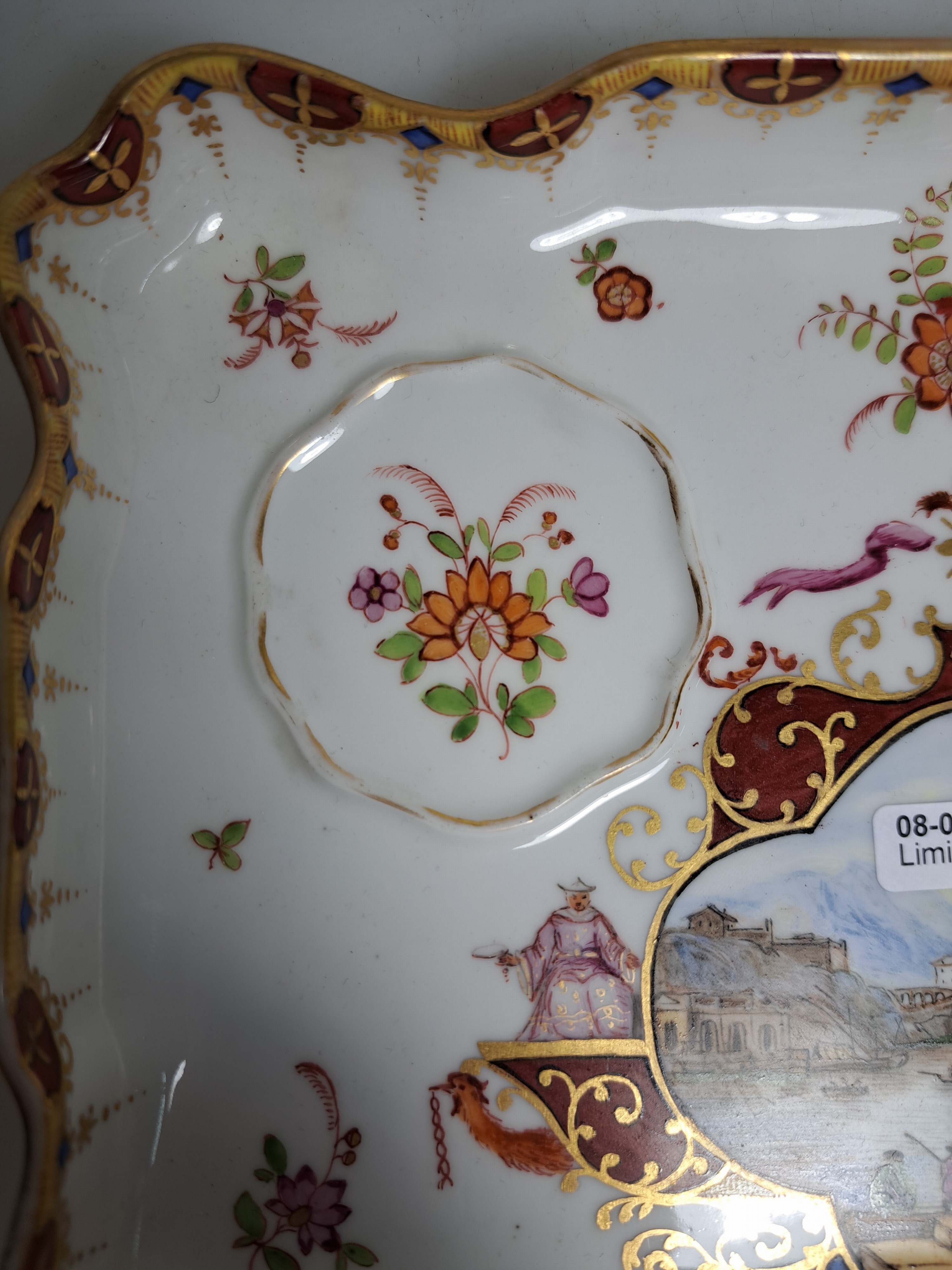 Detail g: Tintenzeug mit Kauffahrteiszenen, Meissen, Mitte 18.Jh., Porzellan, Kauffahrteiszenen und Zierrahmung mit purpur-Grund, Tablett chinoiser ...