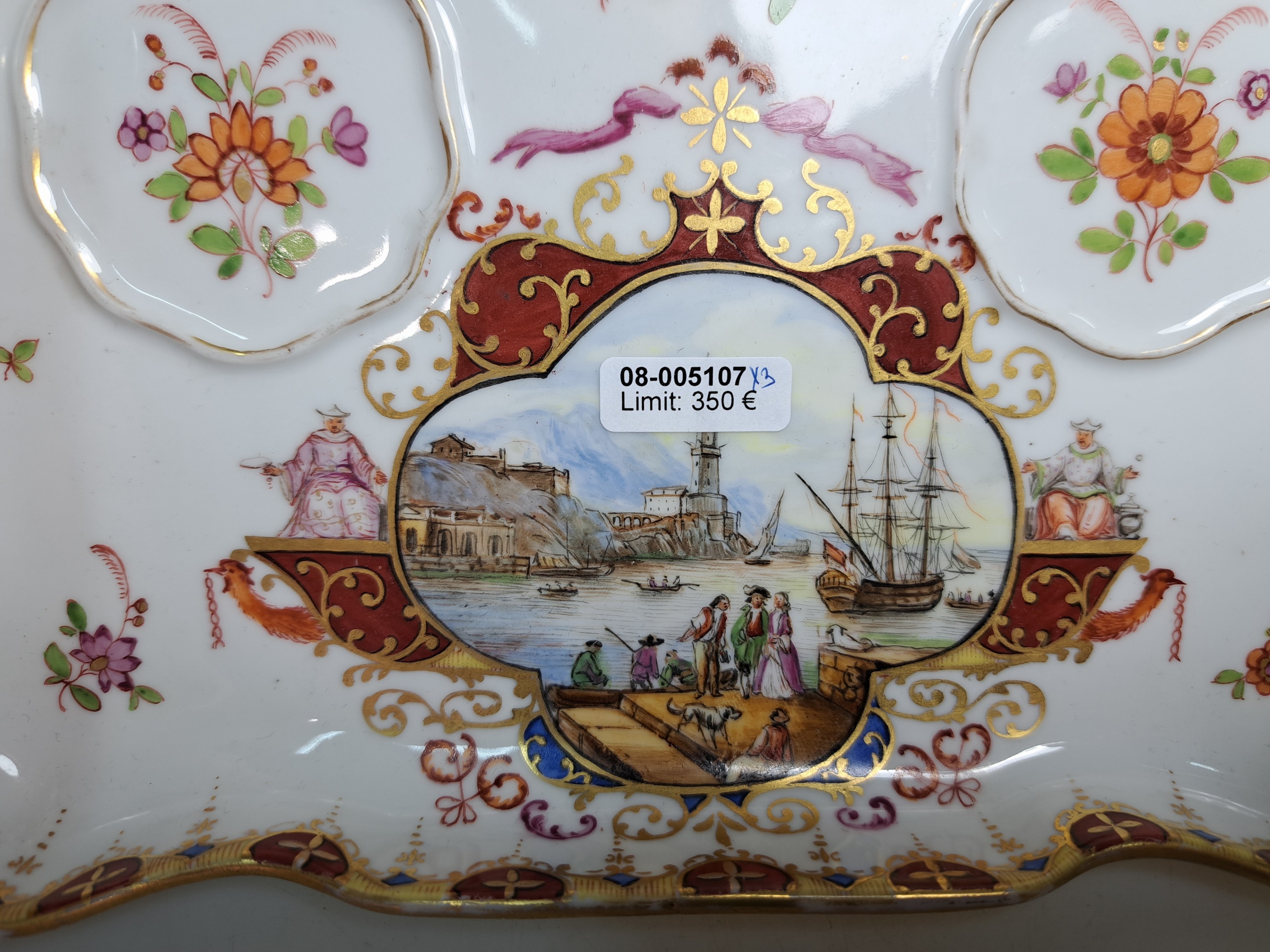 Detail h: Tintenzeug mit Kauffahrteiszenen, Meissen, Mitte 18.Jh., Porzellan, Kauffahrteiszenen und Zierrahmung mit purpur-Grund, Tablett chinoiser ...