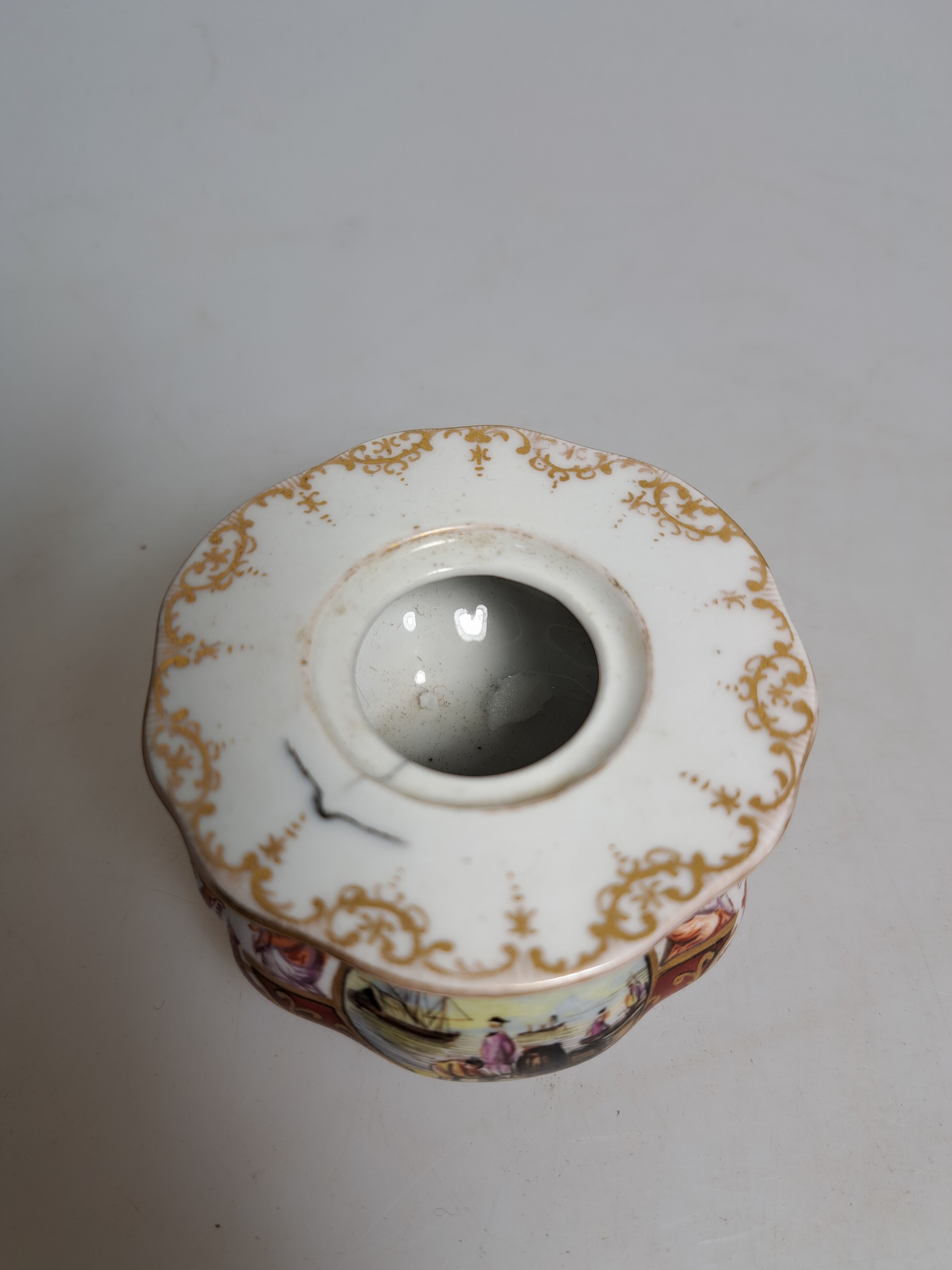 Detail j: Tintenzeug mit Kauffahrteiszenen, Meissen, Mitte 18.Jh., Porzellan, Kauffahrteiszenen und Zierrahmung mit purpur-Grund, Tablett chinoiser ...
