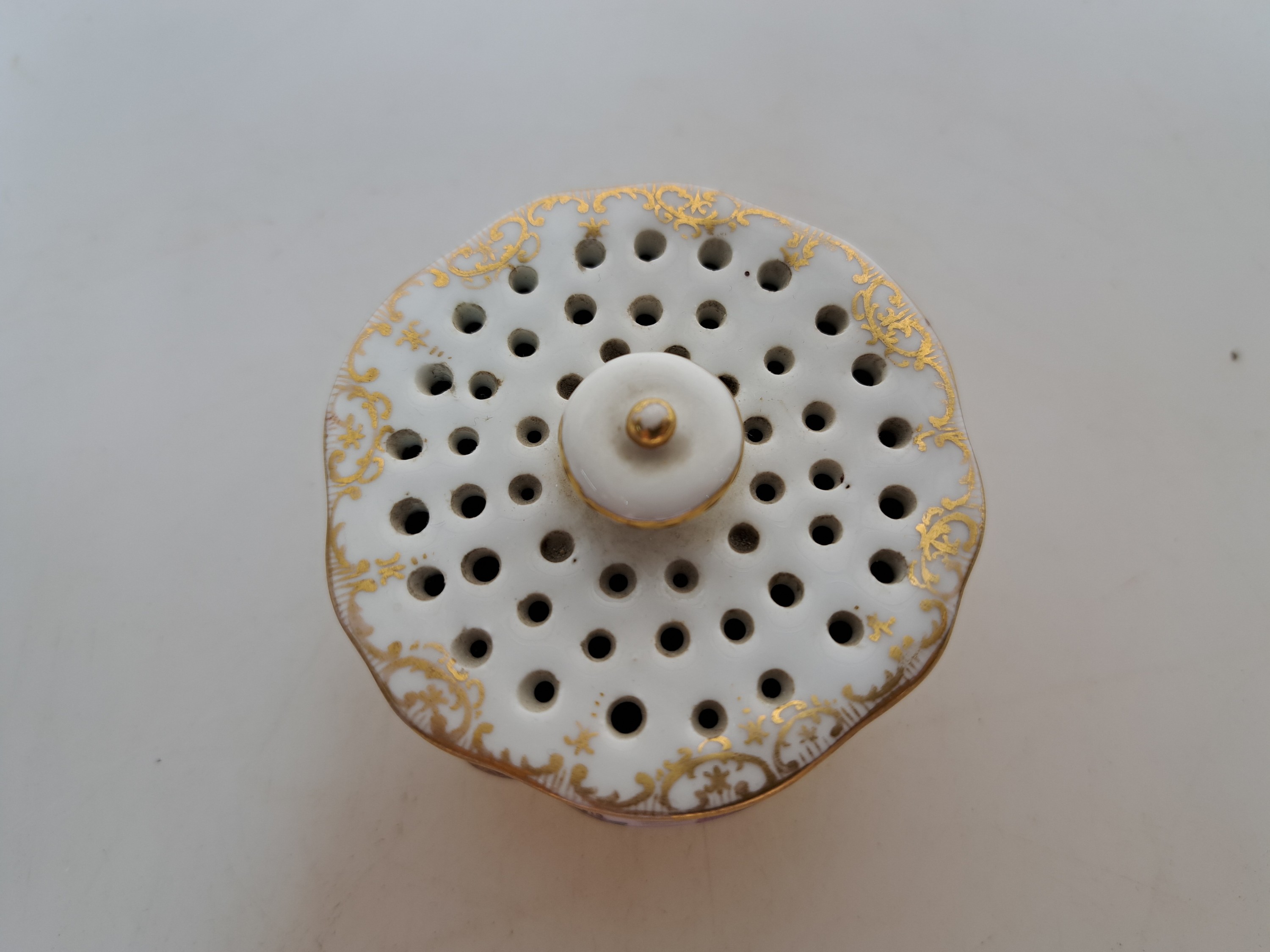 Detail k: Tintenzeug mit Kauffahrteiszenen, Meissen, Mitte 18.Jh., Porzellan, Kauffahrteiszenen und Zierrahmung mit purpur-Grund, Tablett chinoiser ...