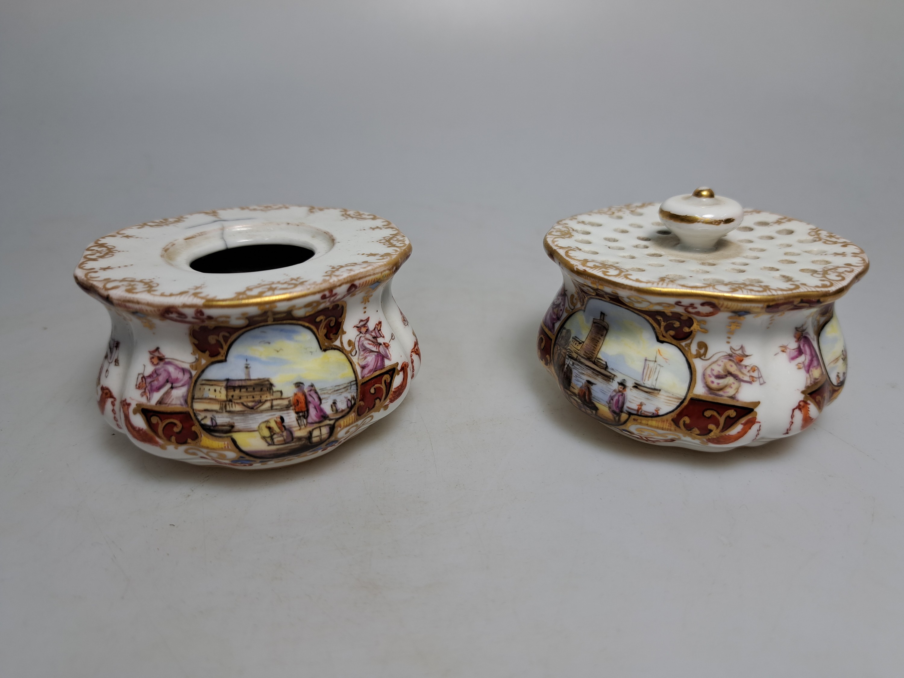 Detail l: Tintenzeug mit Kauffahrteiszenen, Meissen, Mitte 18.Jh., Porzellan, Kauffahrteiszenen und Zierrahmung mit purpur-Grund, Tablett chinoiser ...