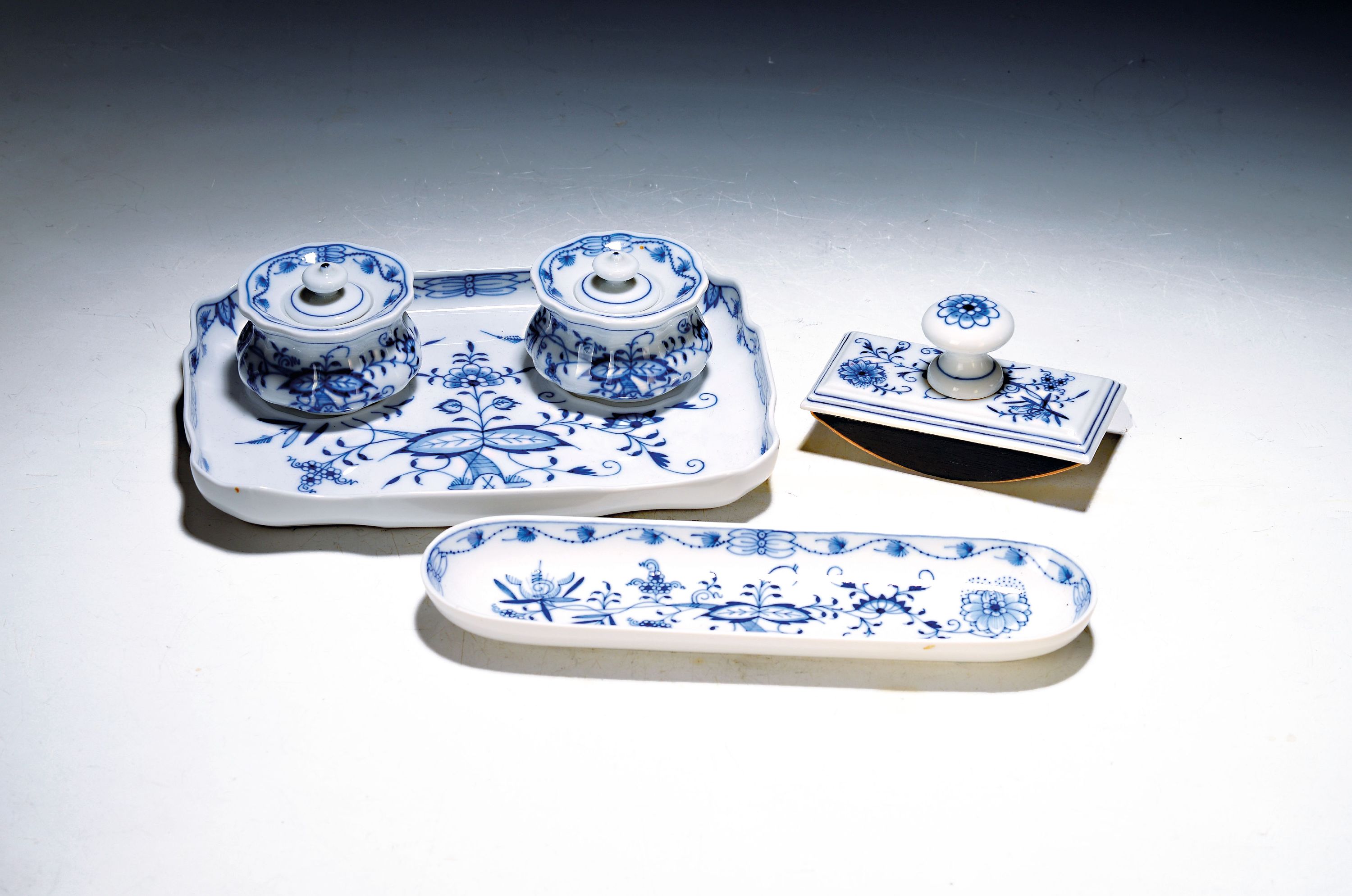 Image 27116067 - Tintenzeug Zwiebelmuster, Meissen, 20.Jh., Porzellan, unterglasurblauer Dekor, Tablett ...