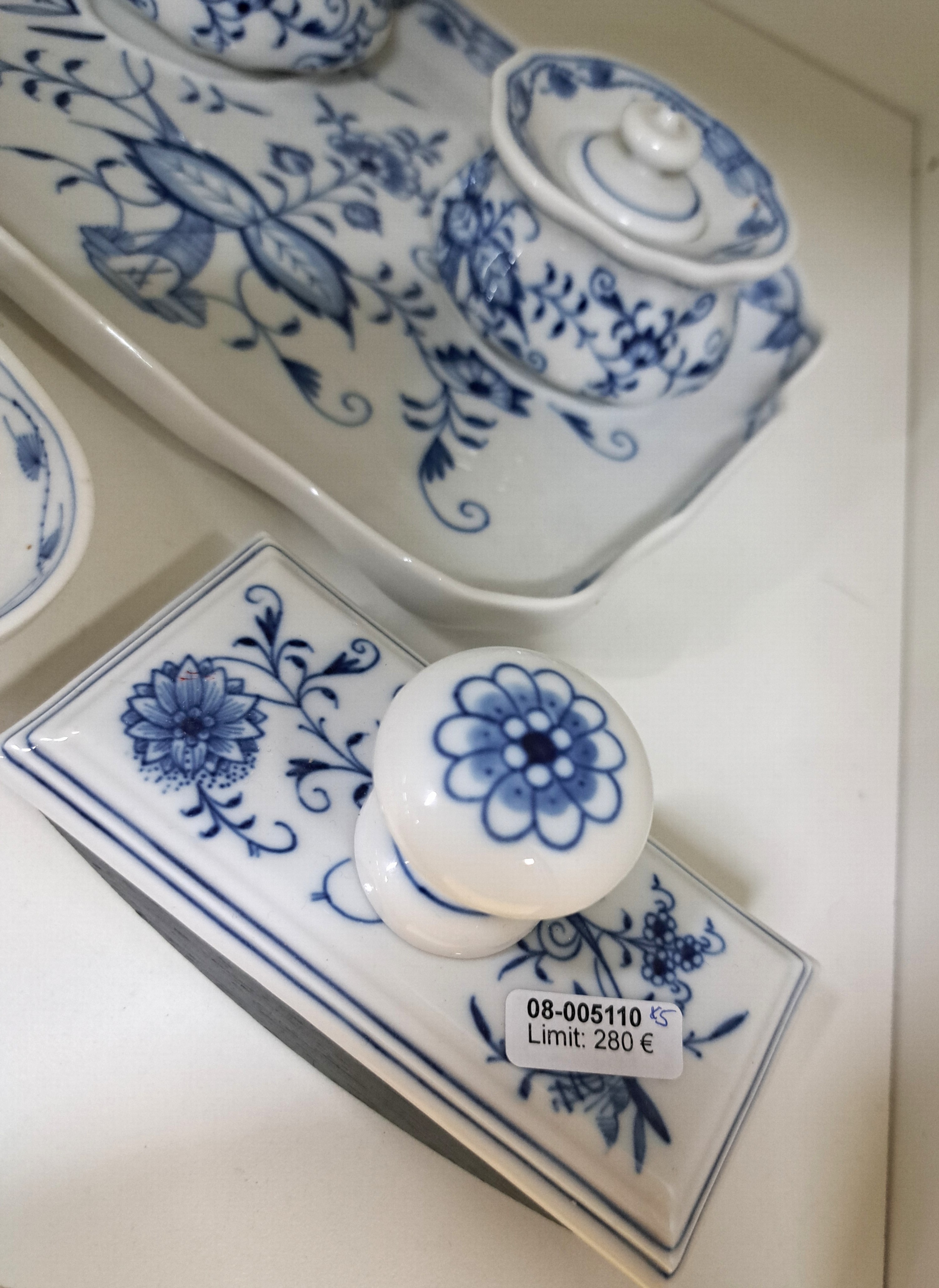 Detail a: Tintenzeug Zwiebelmuster, Meissen, 20.Jh., Porzellan, unterglasurblauer Dekor, Tablett 22x16 cm, 2 Tintenfässchen, Löschwalze, Schale für ...