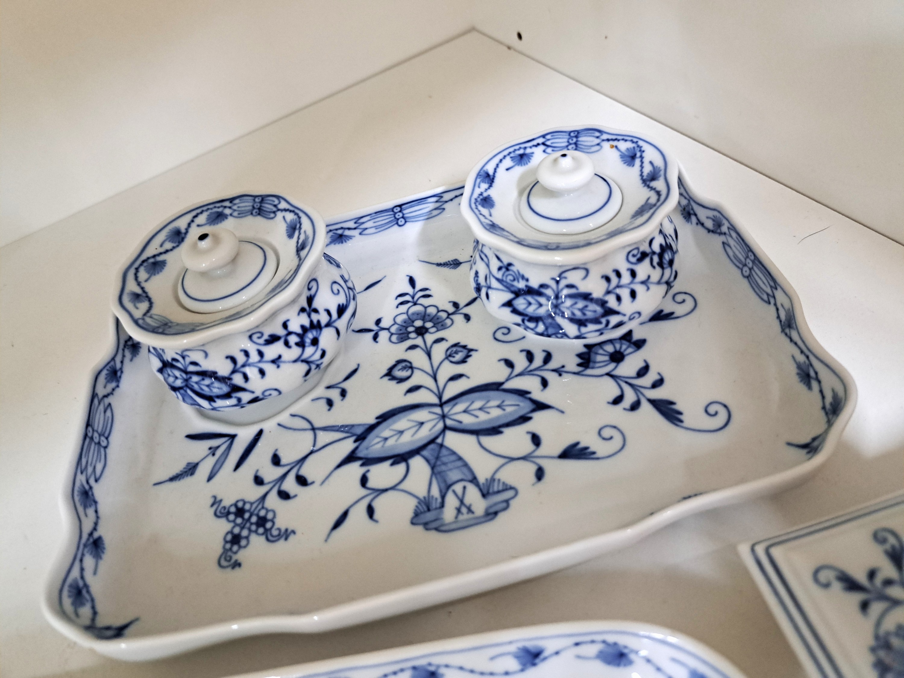 Detail b: Tintenzeug Zwiebelmuster, Meissen, 20.Jh., Porzellan, unterglasurblauer Dekor, Tablett 22x16 cm, 2 Tintenfässchen, Löschwalze, Schale für ...