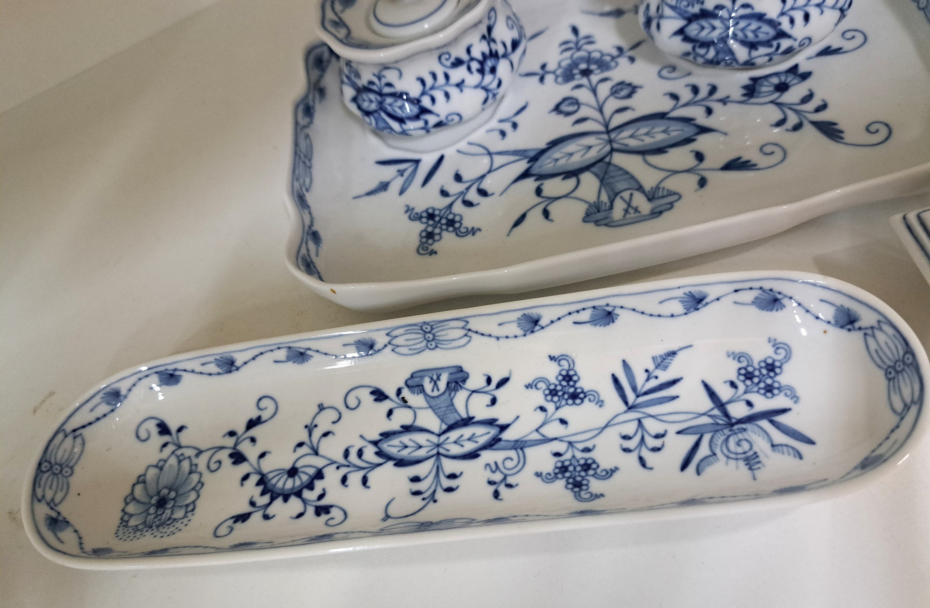 Detail c: Tintenzeug Zwiebelmuster, Meissen, 20.Jh., Porzellan, unterglasurblauer Dekor, Tablett 22x16 cm, 2 Tintenfässchen, Löschwalze, Schale für ...