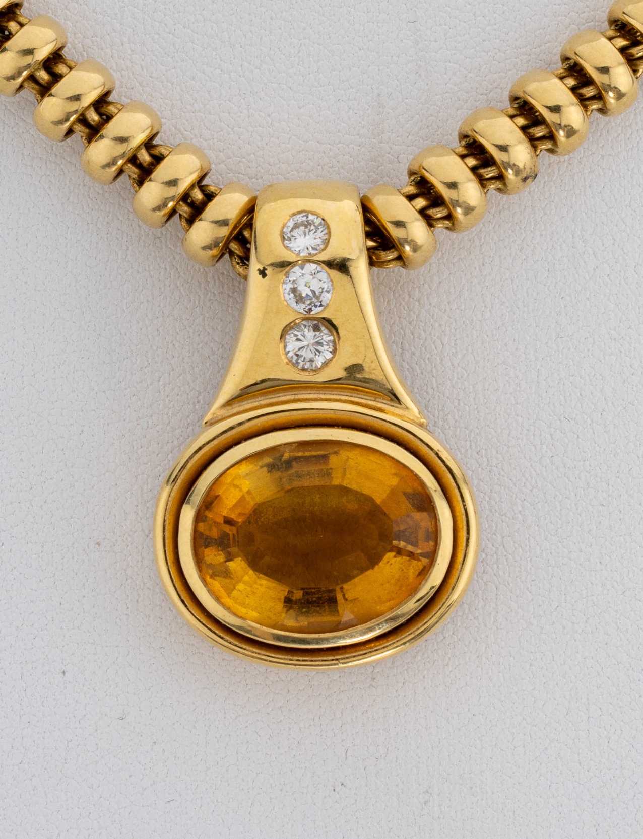 Detail a: 18 kt Gold Citrin-Diamant-Clipanhänger, GG 750/000, qualitätvolle Verarbeitung, ovalfacett. Citrin ca. 12.00 ct, 2 Brillanten zus. ca. 0.32 ct, 1 ...