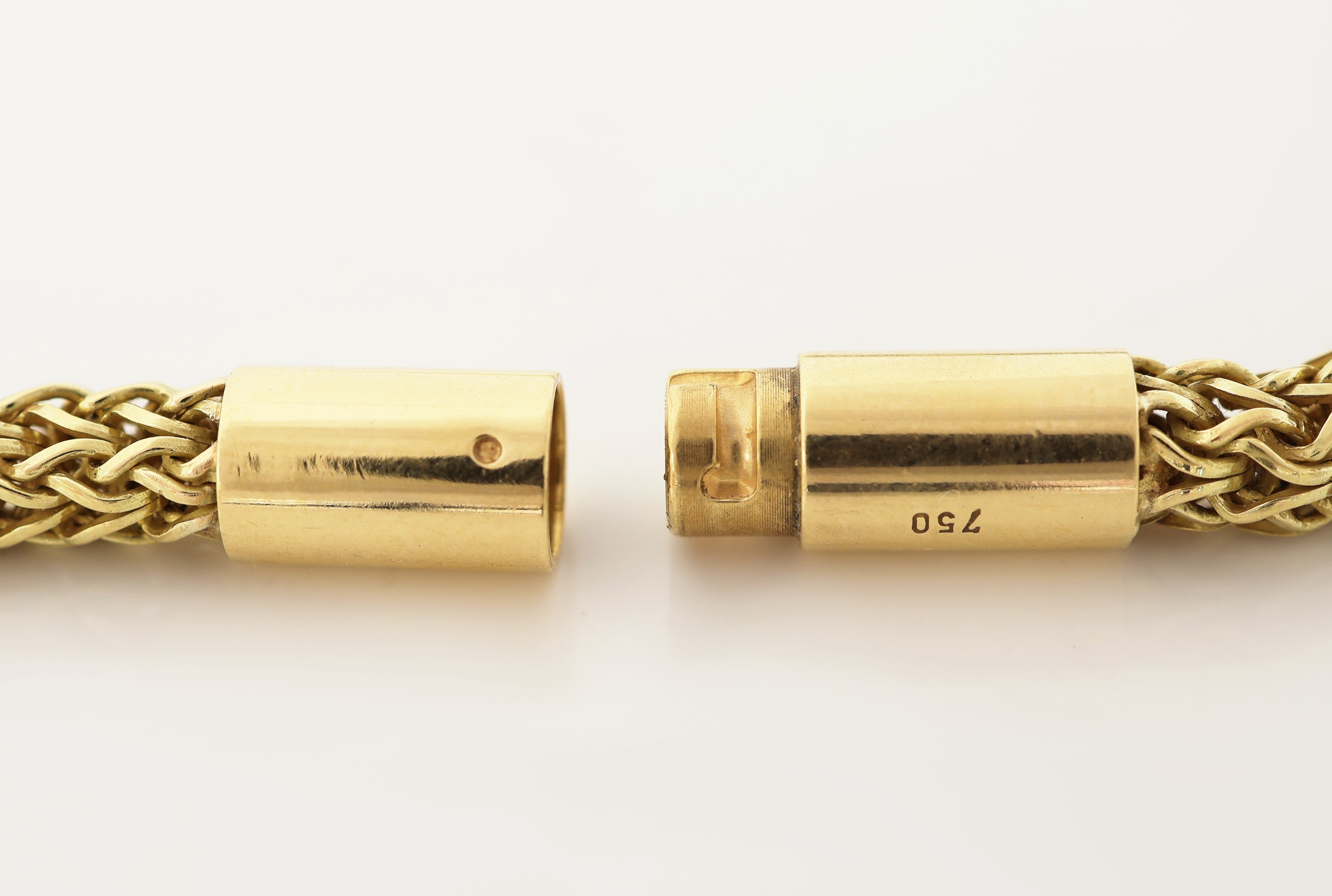 Detail e: Platin Brillant-Anhänger, Pt 950/000, schwere qualitätvolle Verarbeitung, oktogonaleGrundform, mehrstufiger Aufbau, mittig in GG 750/000 gefasster ...