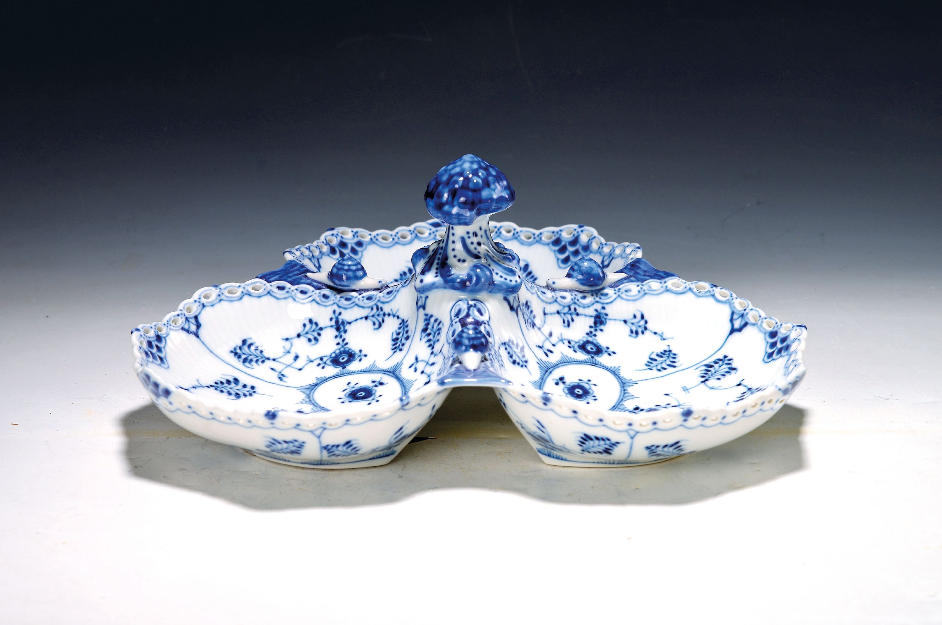 Image 27116081 - Große Servierschale mit Schnecken, Musselmalet Vollspitze, Royal Copenhagen, 1980-84, ...