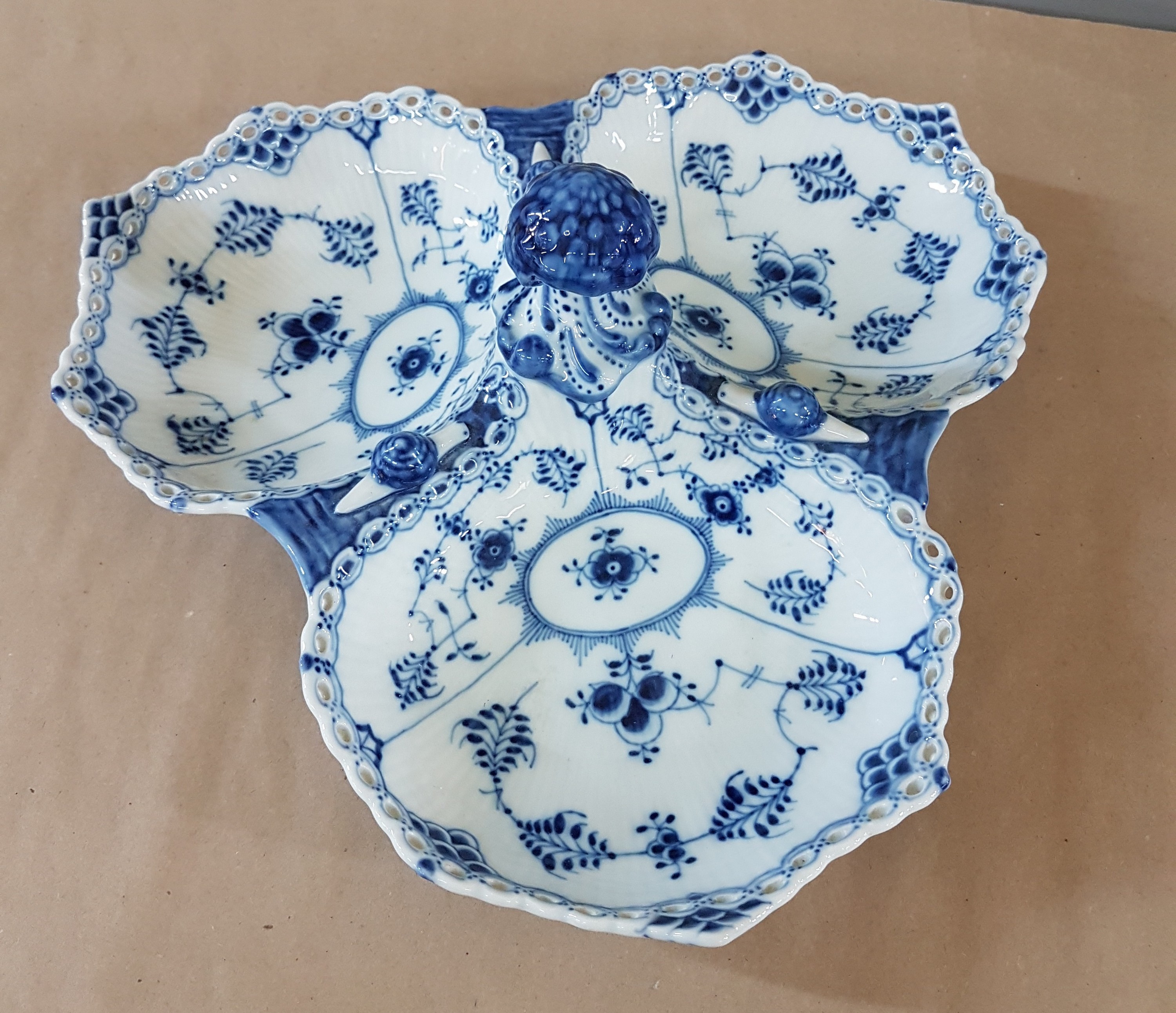 Detail a: Große Servierschale mit Schnecken, Musselmalet Vollspitze, Royal Copenhagen, 1980-84, Porzellan, unterglasurblauer Dekor, dreipassige Schale mit 3 ...