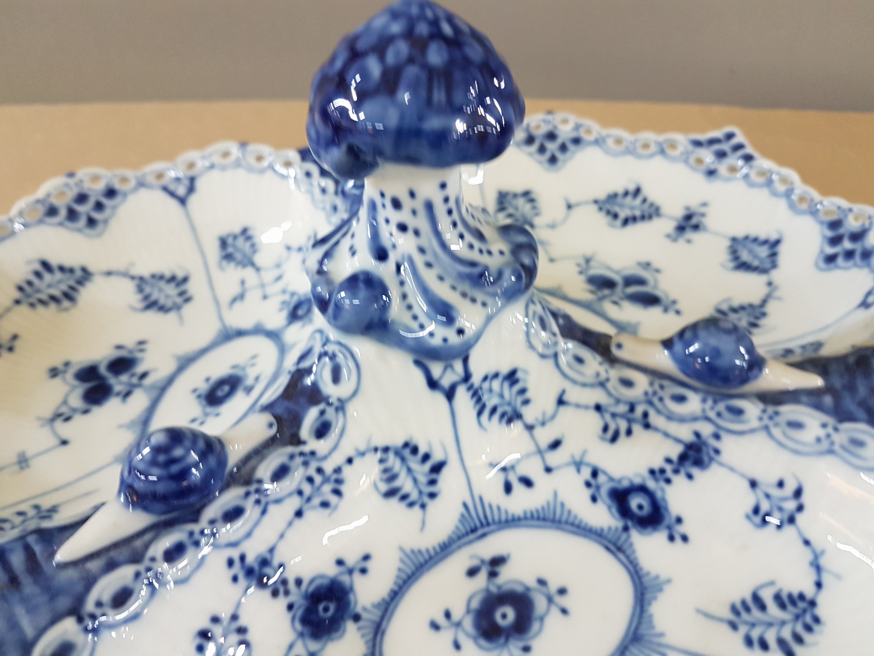Detail b: Große Servierschale mit Schnecken, Musselmalet Vollspitze, Royal Copenhagen, 1980-84, Porzellan, unterglasurblauer Dekor, dreipassige Schale mit 3 ...