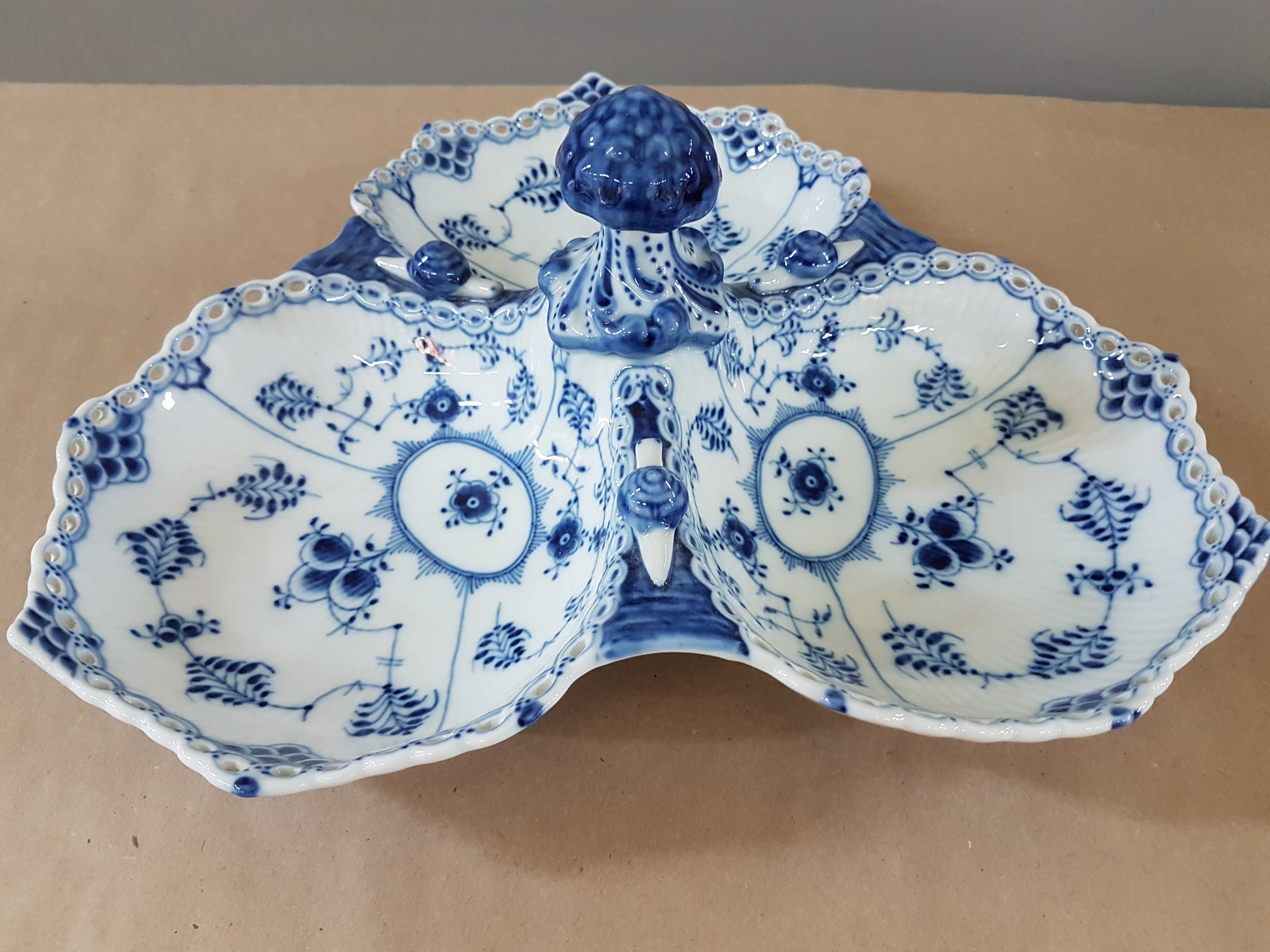 Detail c: Große Servierschale mit Schnecken, Musselmalet Vollspitze, Royal Copenhagen, 1980-84, Porzellan, unterglasurblauer Dekor, dreipassige Schale mit 3 ...
