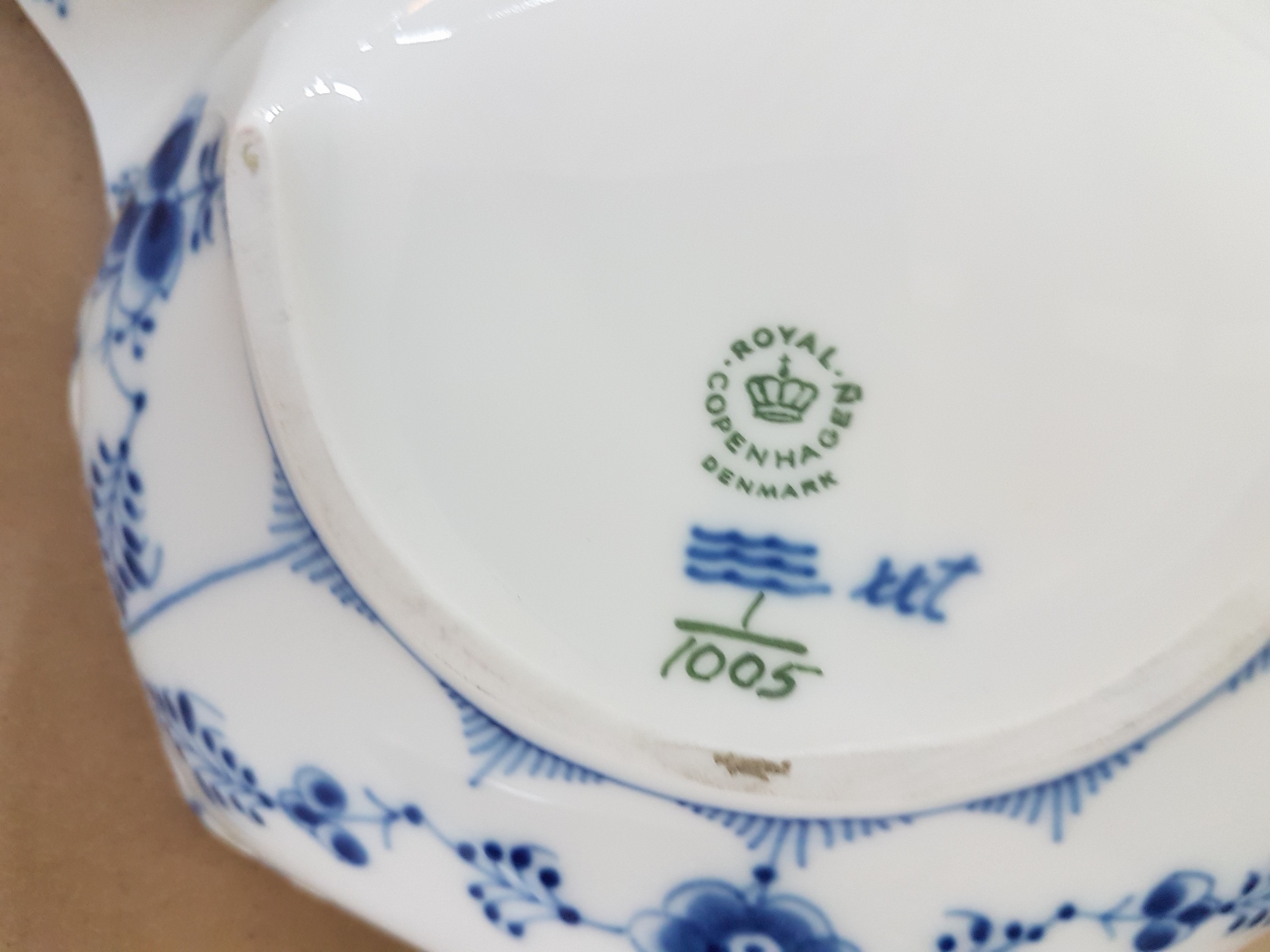 Detail f: Große Servierschale mit Schnecken, Musselmalet Vollspitze, Royal Copenhagen, 1980-84, Porzellan, unterglasurblauer Dekor, dreipassige Schale mit 3 ...