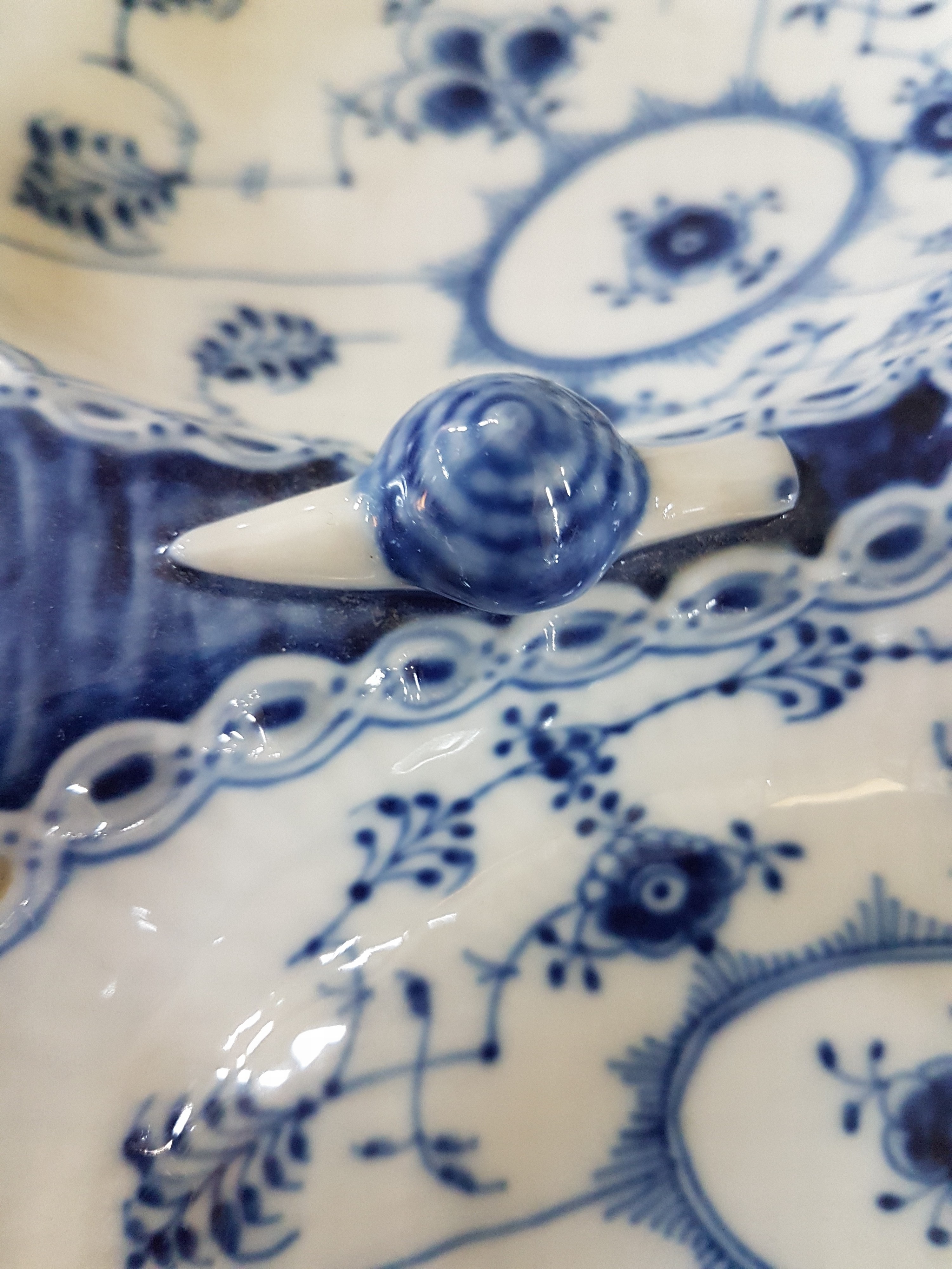 Detail g: Große Servierschale mit Schnecken, Musselmalet Vollspitze, Royal Copenhagen, 1980-84, Porzellan, unterglasurblauer Dekor, dreipassige Schale mit 3 ...