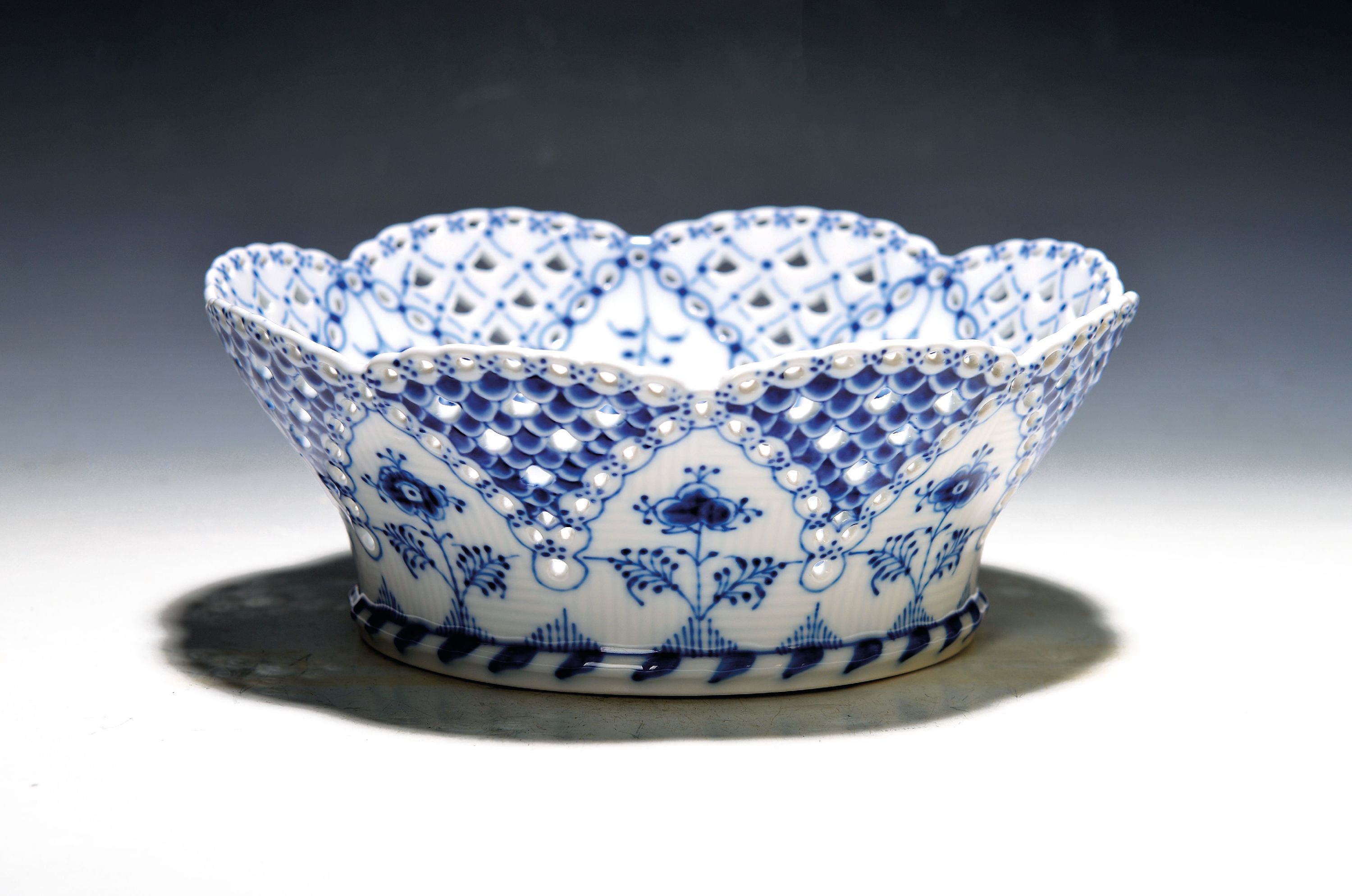Image 27116082 - Obstkorb Musselmalet Vollspitze, Royal Copenhagen, 1980-84, Porzellan, unterglasurblauer ...