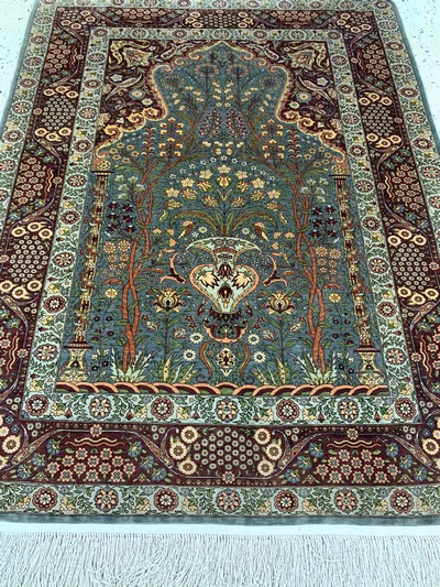27116046g - Hereke Seide fein sign., Türkei, Ende 20.Jhd., reine Naturseide, ca. 135 x 105 cm, ...