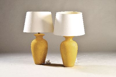 Image Paar Tischlampen, Italien, 2. Hälfte 20. Jh., Vasenfuss Steinzeug gelb glasiert, ...