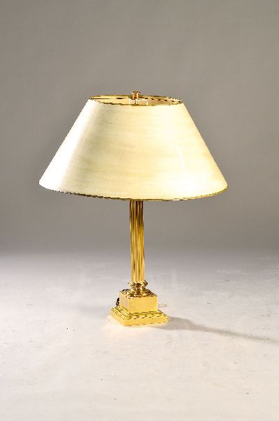 Image Tischlampe, Italien, 1980er Jahre, klassizistischer Messingfuß, weiter Schirm, Elektr. ...