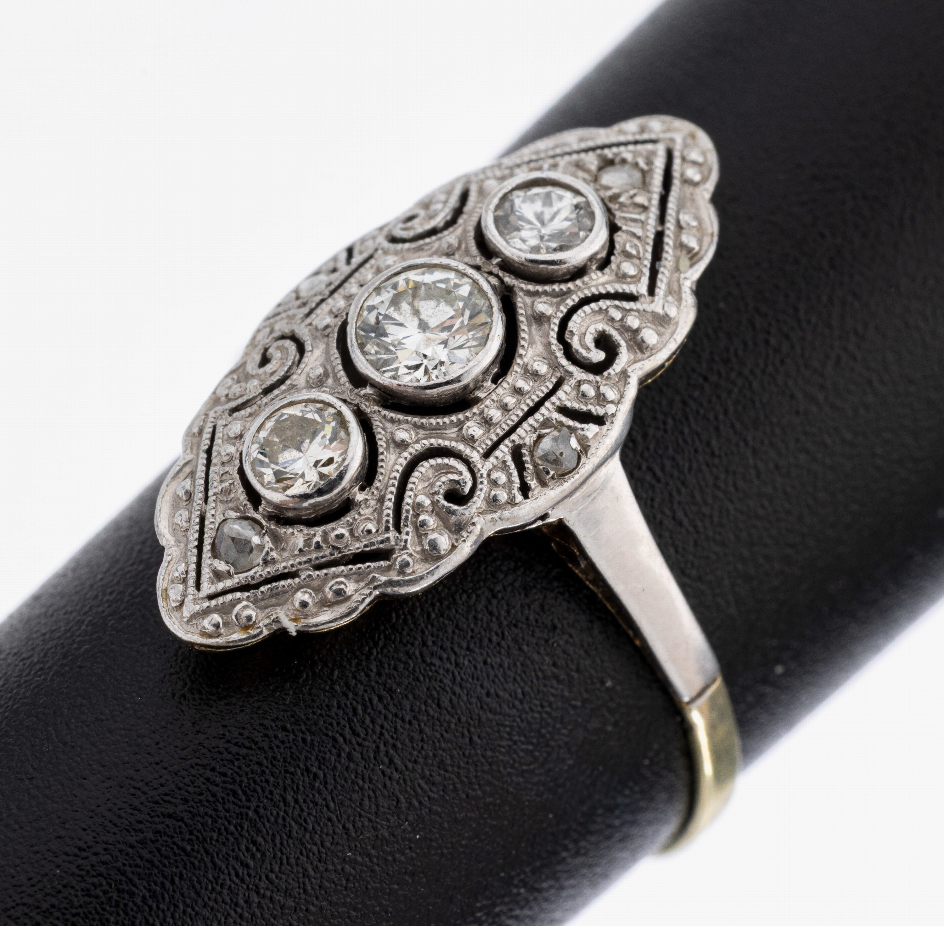 Image 27116101 - 14 kt Gold Art Deco Diamant-Ring, um 1930, GG/WG 585/000 gepr., Ringkopf durchbrochen, ...