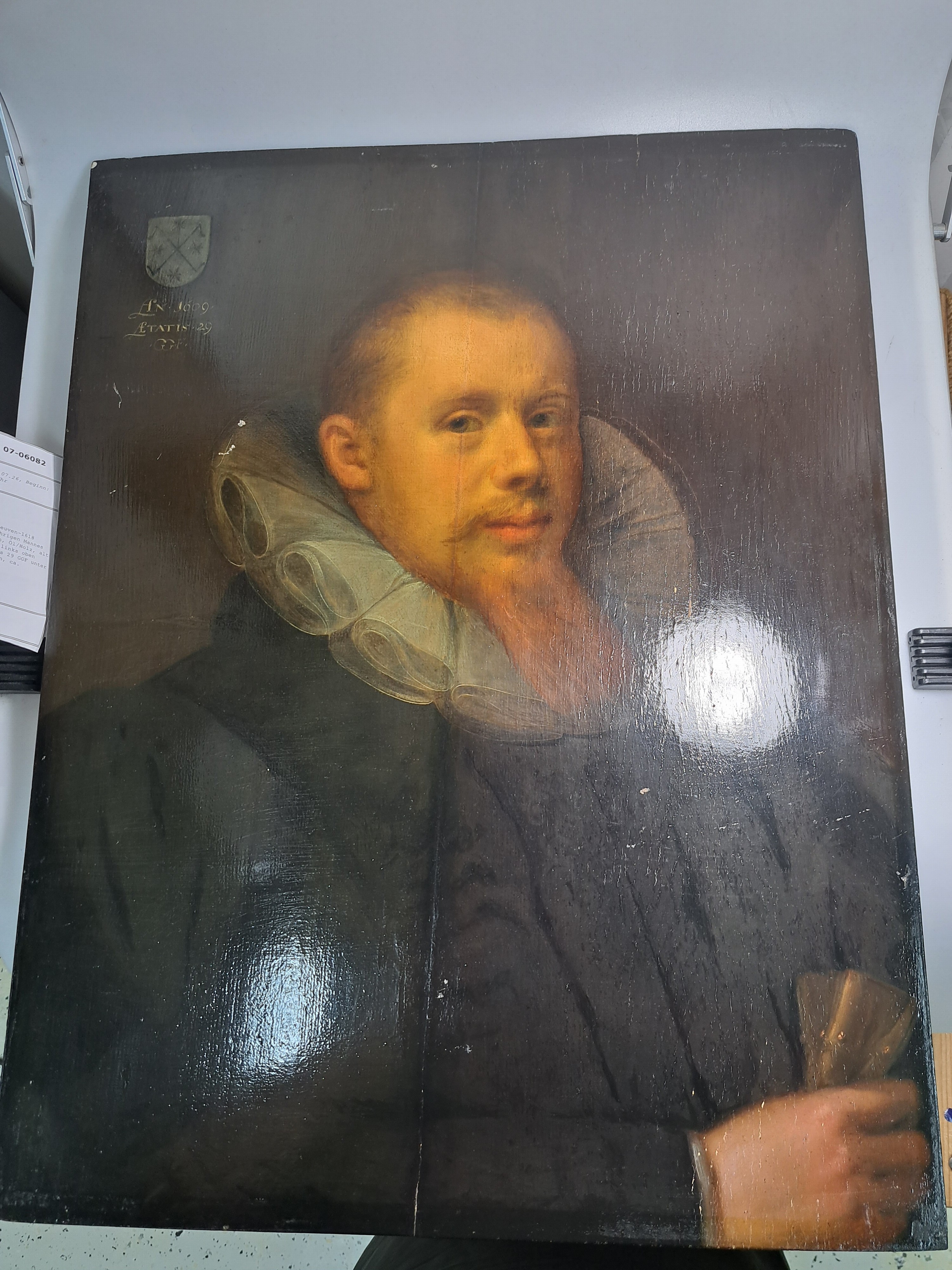 Detail a: Gortzius Geldorp, 1553 Leuven-1618 Köln, Porträt eines 29jährigen Mannes mit Bart und Mühlenkragen, Öl/Holz, alt restaurierter Längsriss, links ...