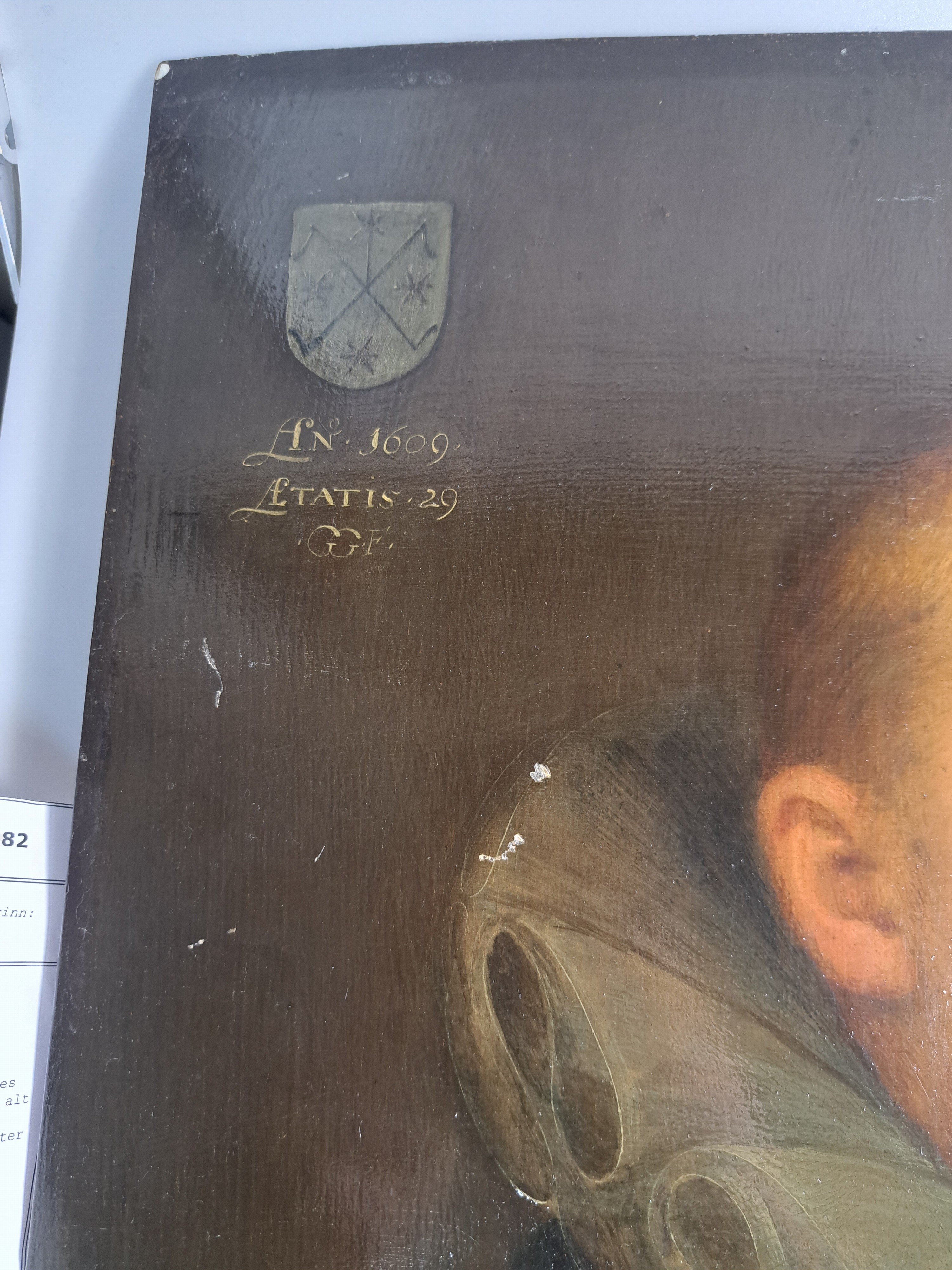 Detail e: Gortzius Geldorp, 1553 Leuven-1618 Köln, Porträt eines 29jährigen Mannes mit Bart und Mühlenkragen, Öl/Holz, alt restaurierter Längsriss, links ...