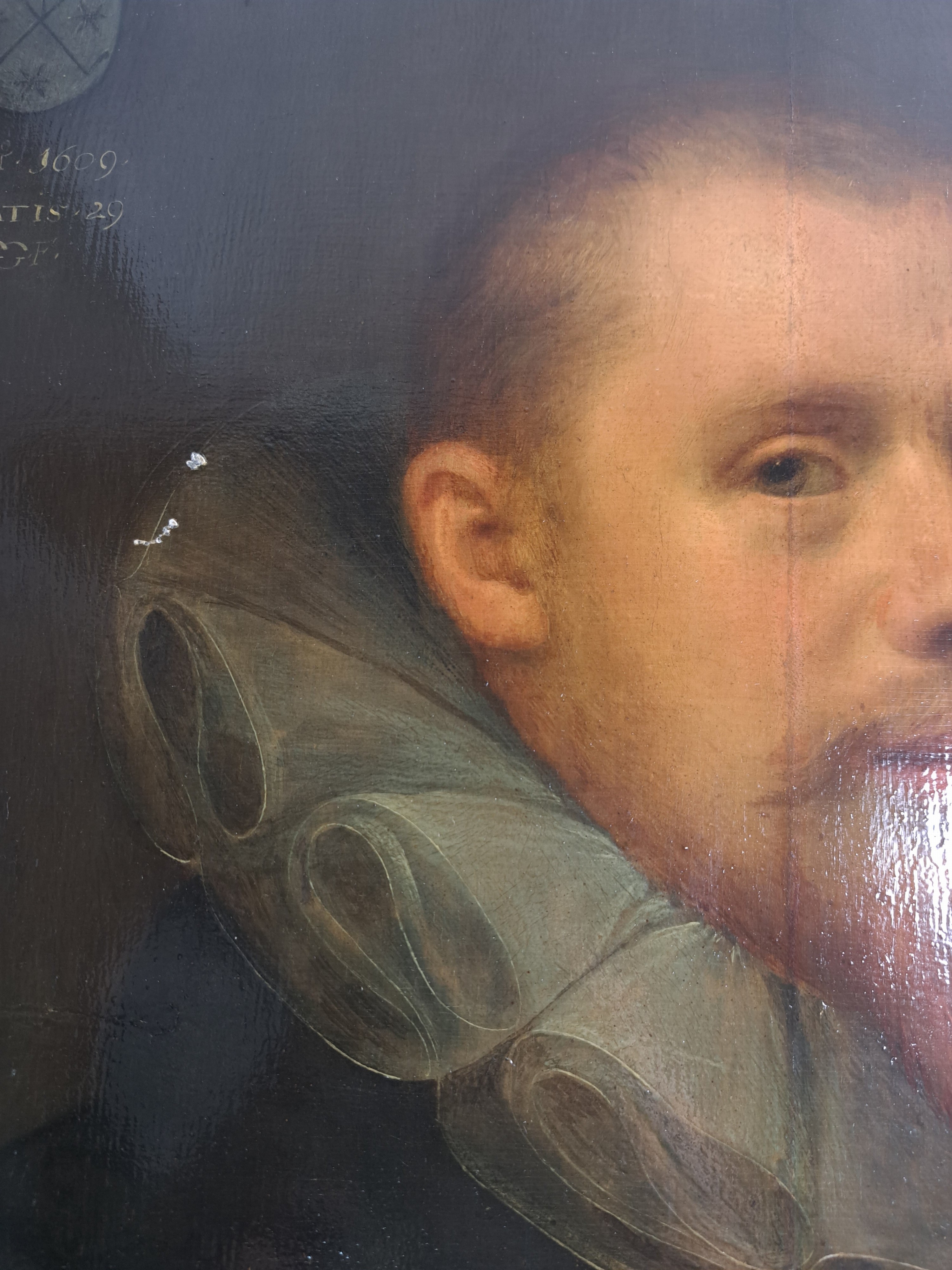 Detail f: Gortzius Geldorp, 1553 Leuven-1618 Köln, Porträt eines 29jährigen Mannes mit Bart und Mühlenkragen, Öl/Holz, alt restaurierter Längsriss, links ...