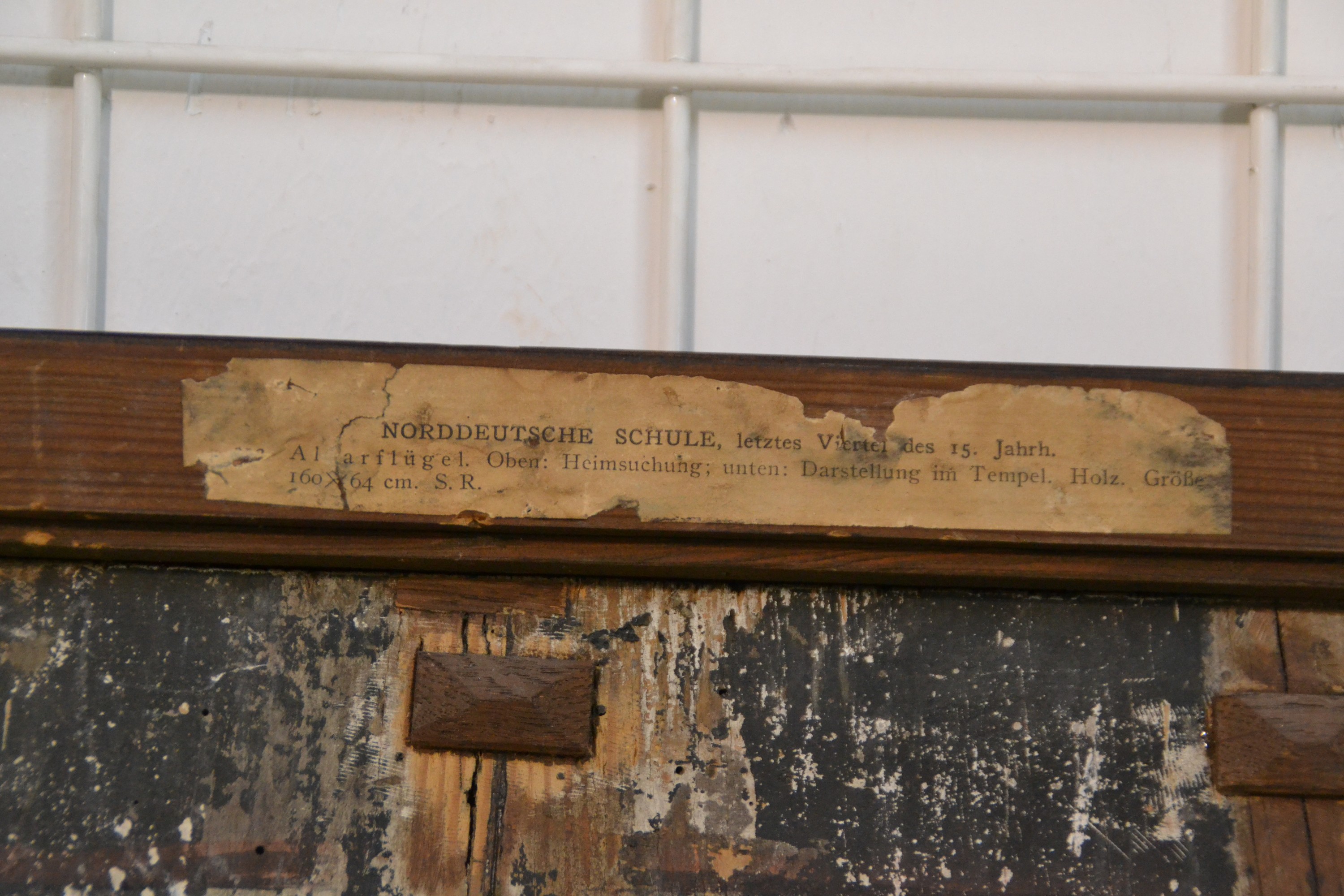 Detail c: Retabel-Flügel, süddeutsch, ausgehendes 15.Jh., recto: Die Heimsuchung Maria und Jesu Darbringung im Tempel, verso: Standbild eines Heiligen im ...