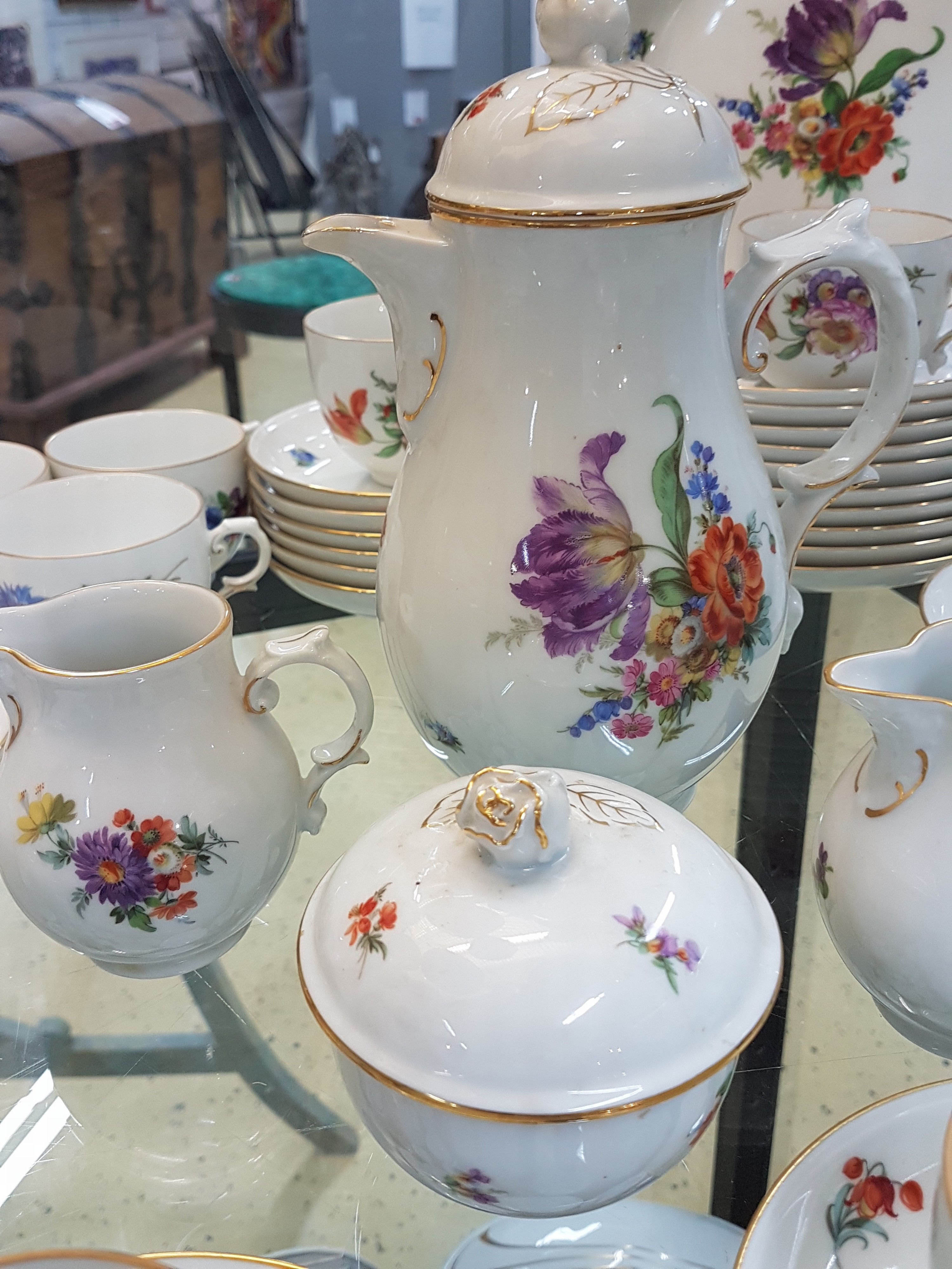 Detail a: Kaffeeservice, Fürstenberg, 1960er Jahre, Porzellan mit buntem Dekor von Blumenbuketts und gestreuten Blumen, Goldränder, Kanne, Zuckerdose, 2 ...