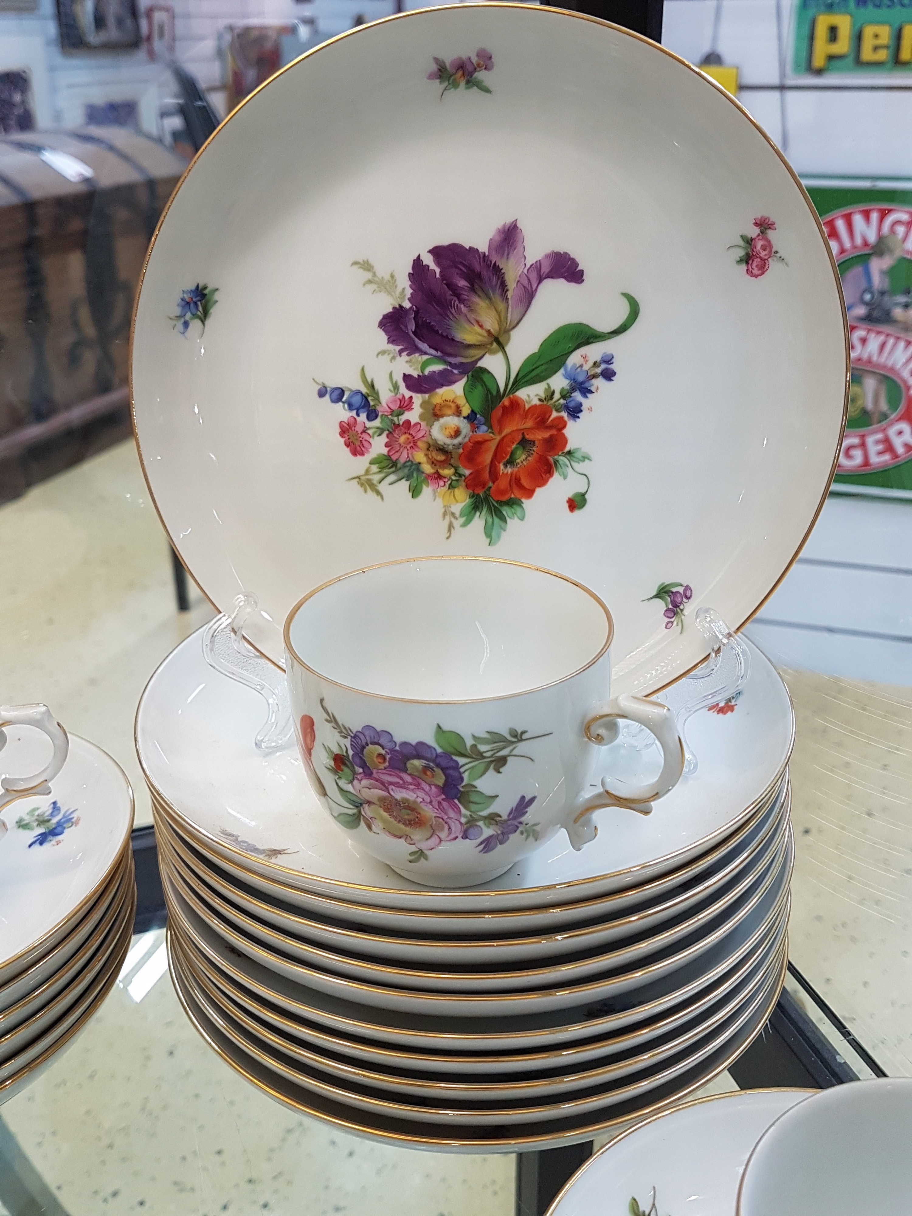 Detail b: Kaffeeservice, Fürstenberg, 1960er Jahre, Porzellan mit buntem Dekor von Blumenbuketts und gestreuten Blumen, Goldränder, Kanne, Zuckerdose, 2 ...