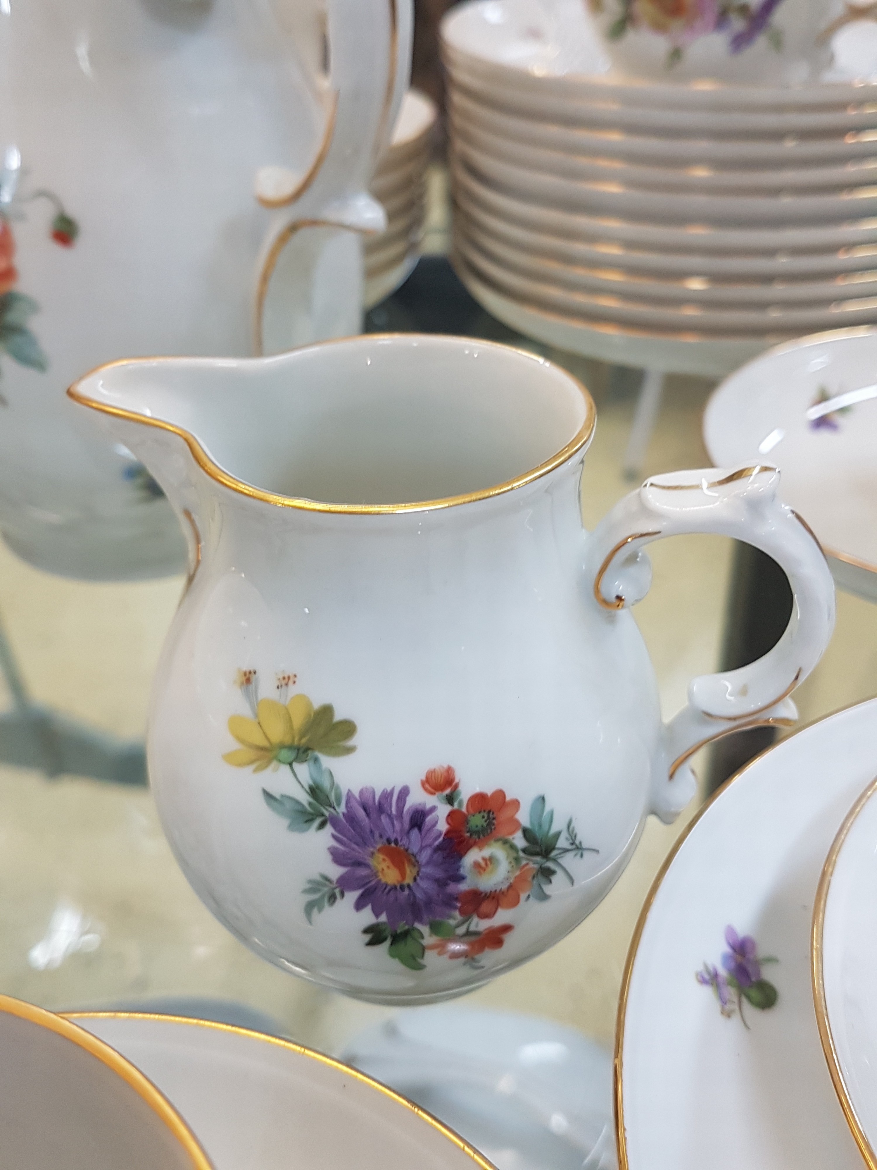 Detail c: Kaffeeservice, Fürstenberg, 1960er Jahre, Porzellan mit buntem Dekor von Blumenbuketts und gestreuten Blumen, Goldränder, Kanne, Zuckerdose, 2 ...