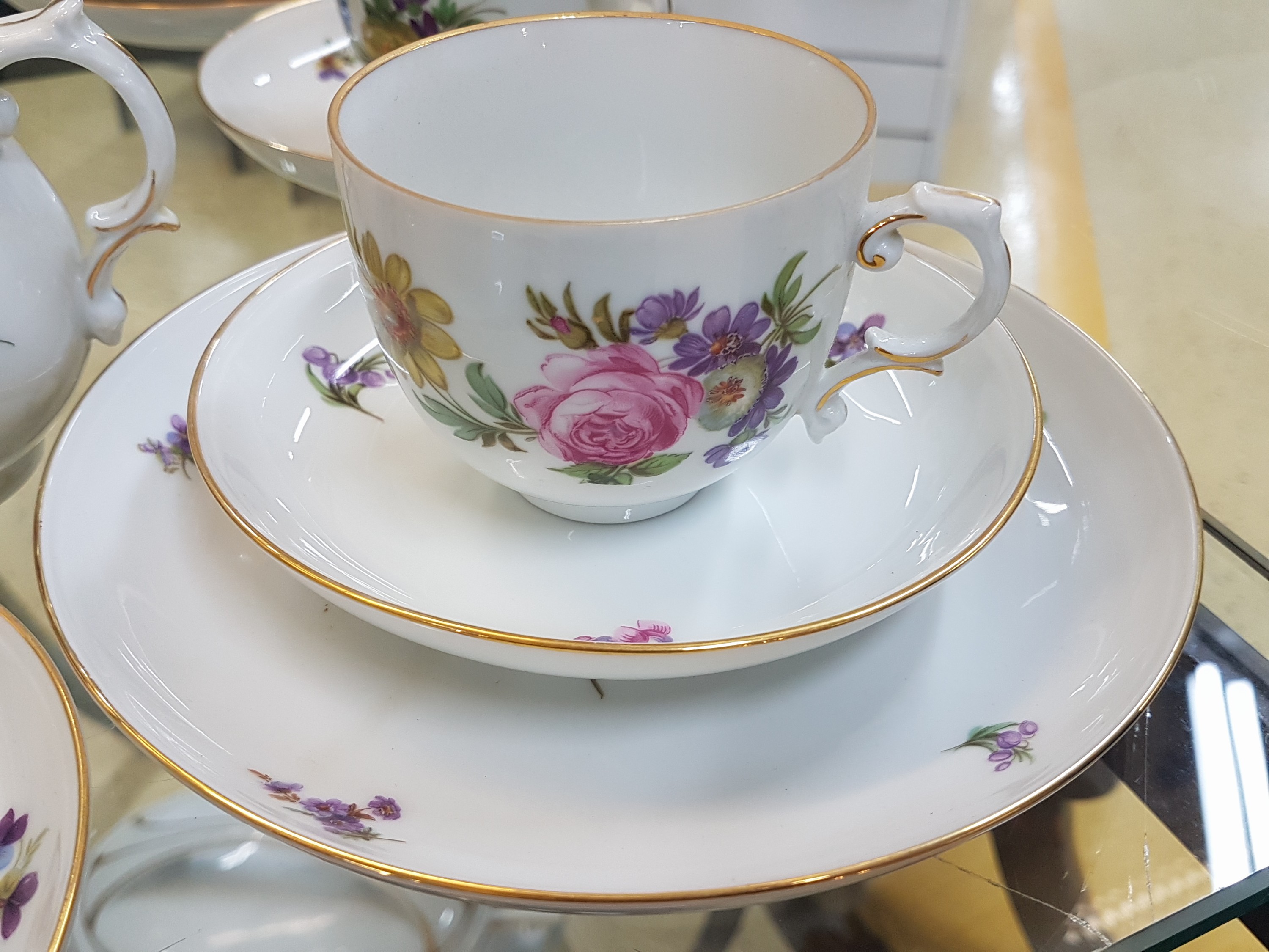 Detail d: Kaffeeservice, Fürstenberg, 1960er Jahre, Porzellan mit buntem Dekor von Blumenbuketts und gestreuten Blumen, Goldränder, Kanne, Zuckerdose, 2 ...