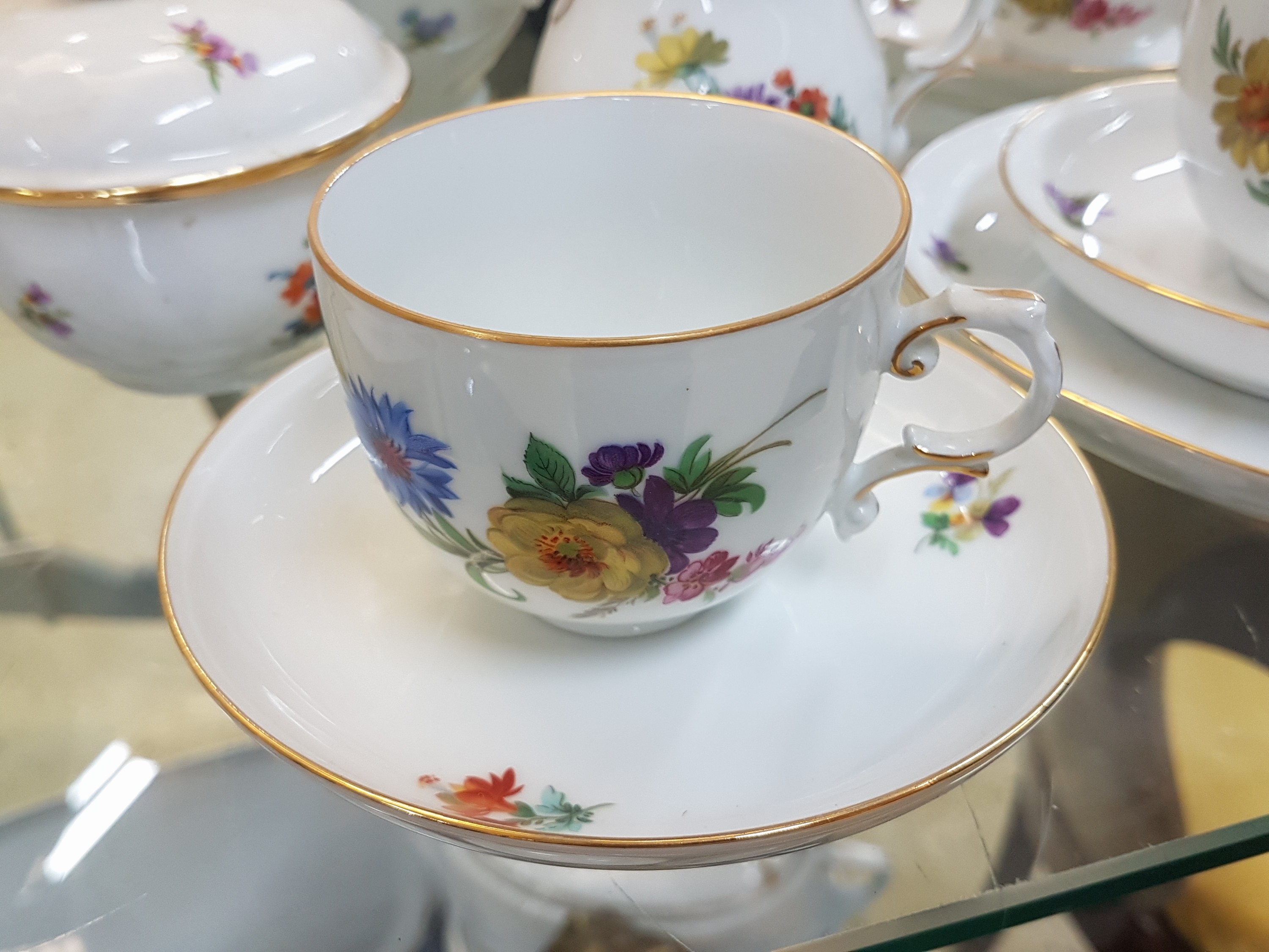 Detail e: Kaffeeservice, Fürstenberg, 1960er Jahre, Porzellan mit buntem Dekor von Blumenbuketts und gestreuten Blumen, Goldränder, Kanne, Zuckerdose, 2 ...