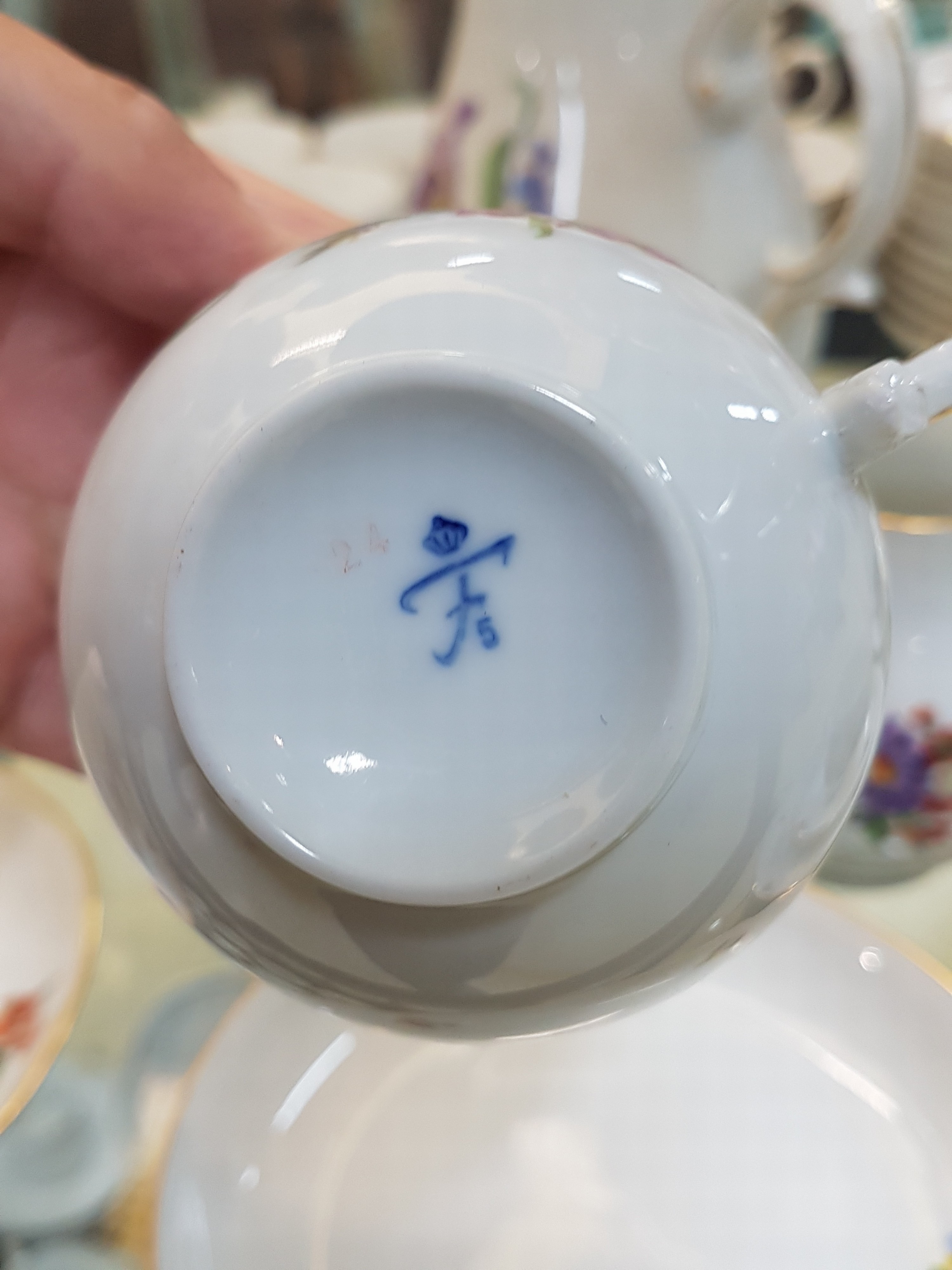 Detail f: Kaffeeservice, Fürstenberg, 1960er Jahre, Porzellan mit buntem Dekor von Blumenbuketts und gestreuten Blumen, Goldränder, Kanne, Zuckerdose, 2 ...