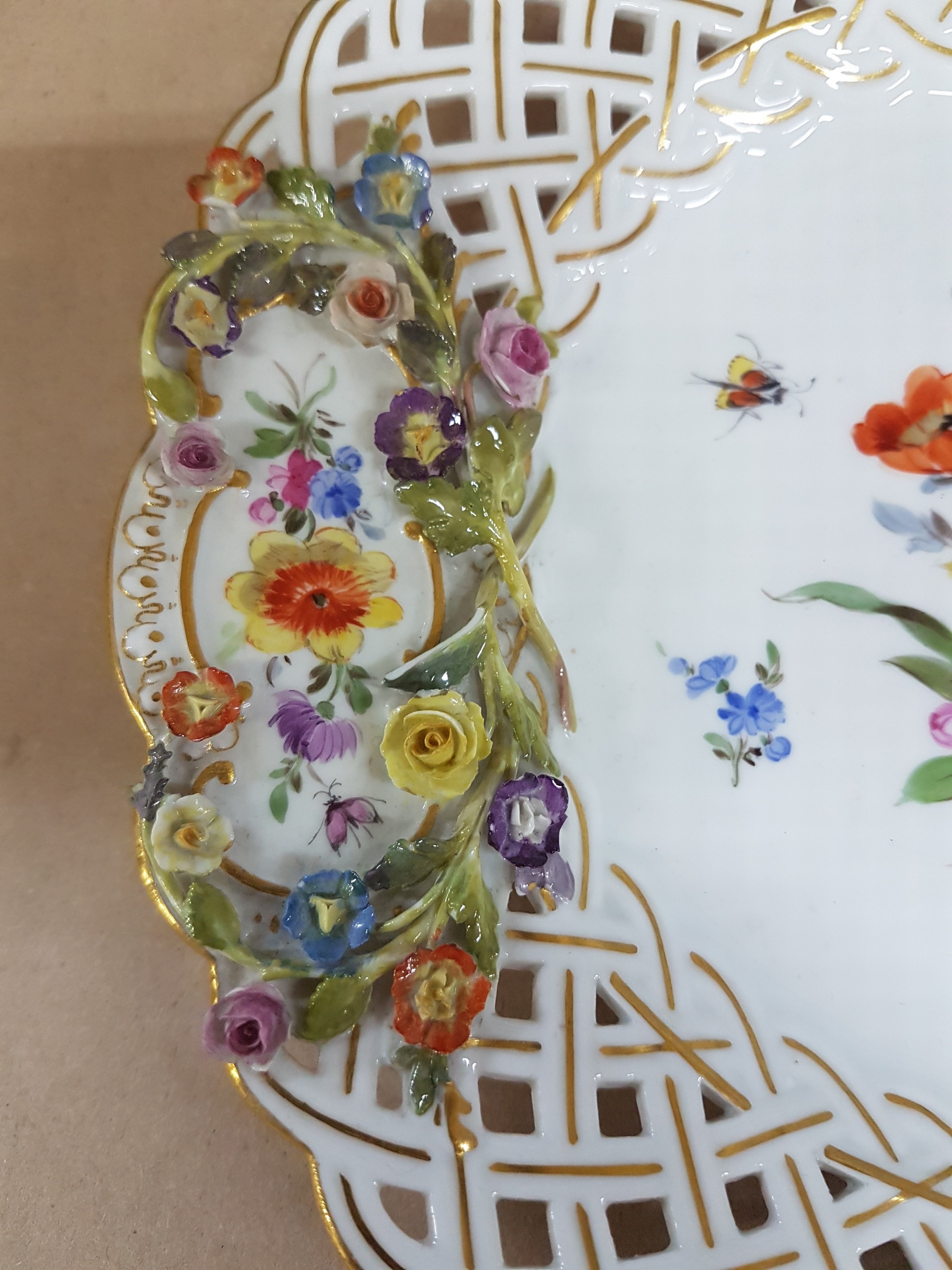 Detail b: Dessertteller, Meissen, um 1900, Knaufschwerter Porzellan, Wandung mit Durchbrucharbeit, aufgelegte Blütenapplikationen, Fahne mit Durchbrucharbeit, ...