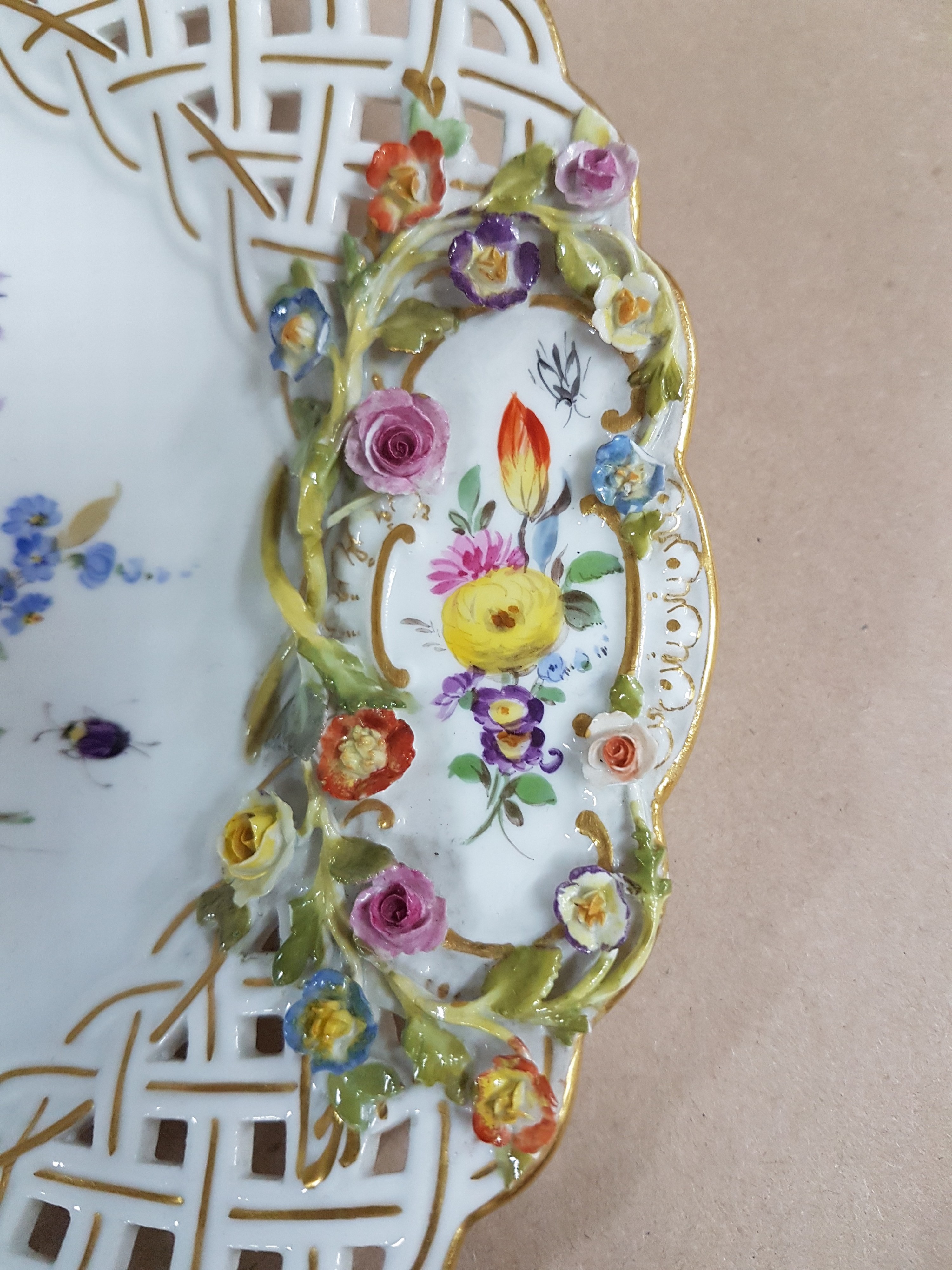 Detail c: Dessertteller, Meissen, um 1900, Knaufschwerter Porzellan, Wandung mit Durchbrucharbeit, aufgelegte Blütenapplikationen, Fahne mit Durchbrucharbeit, ...