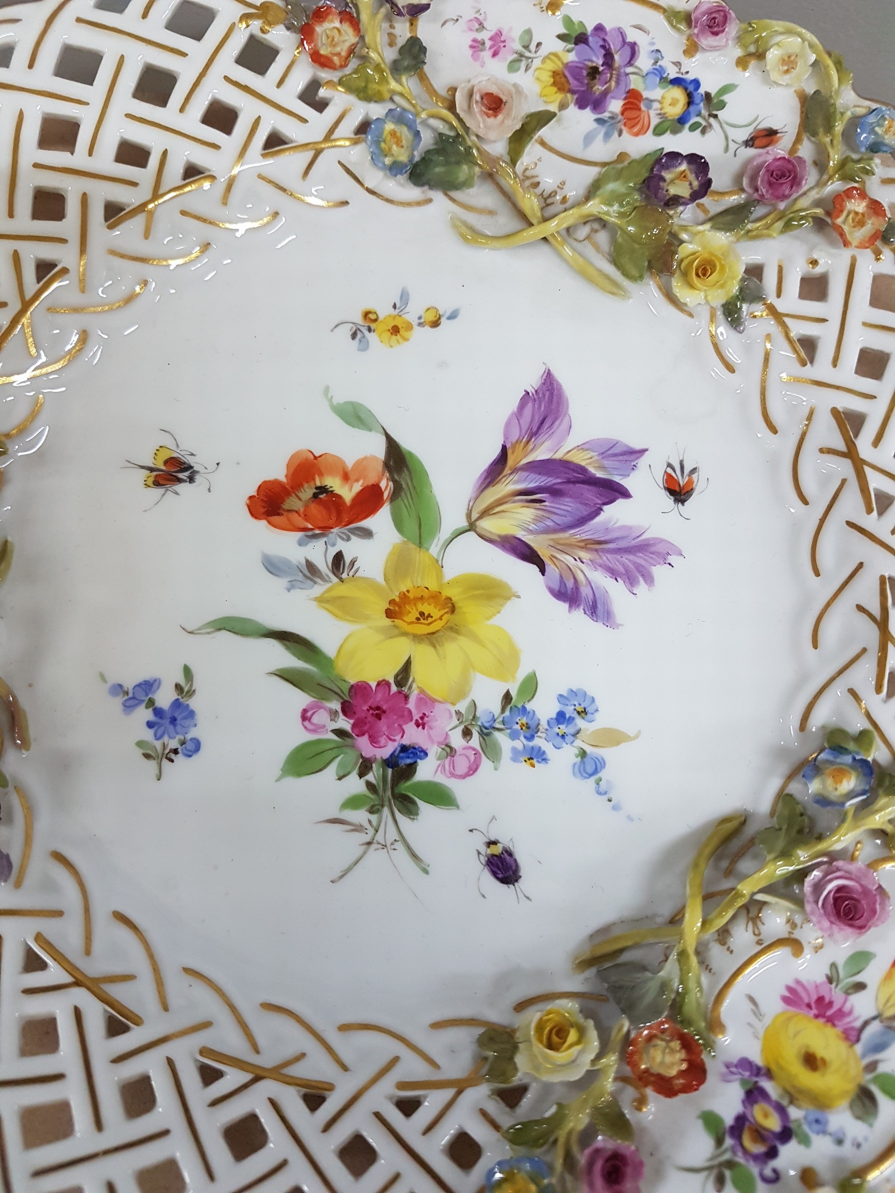 Detail e: Dessertteller, Meissen, um 1900, Knaufschwerter Porzellan, Wandung mit Durchbrucharbeit, aufgelegte Blütenapplikationen, Fahne mit Durchbrucharbeit, ...