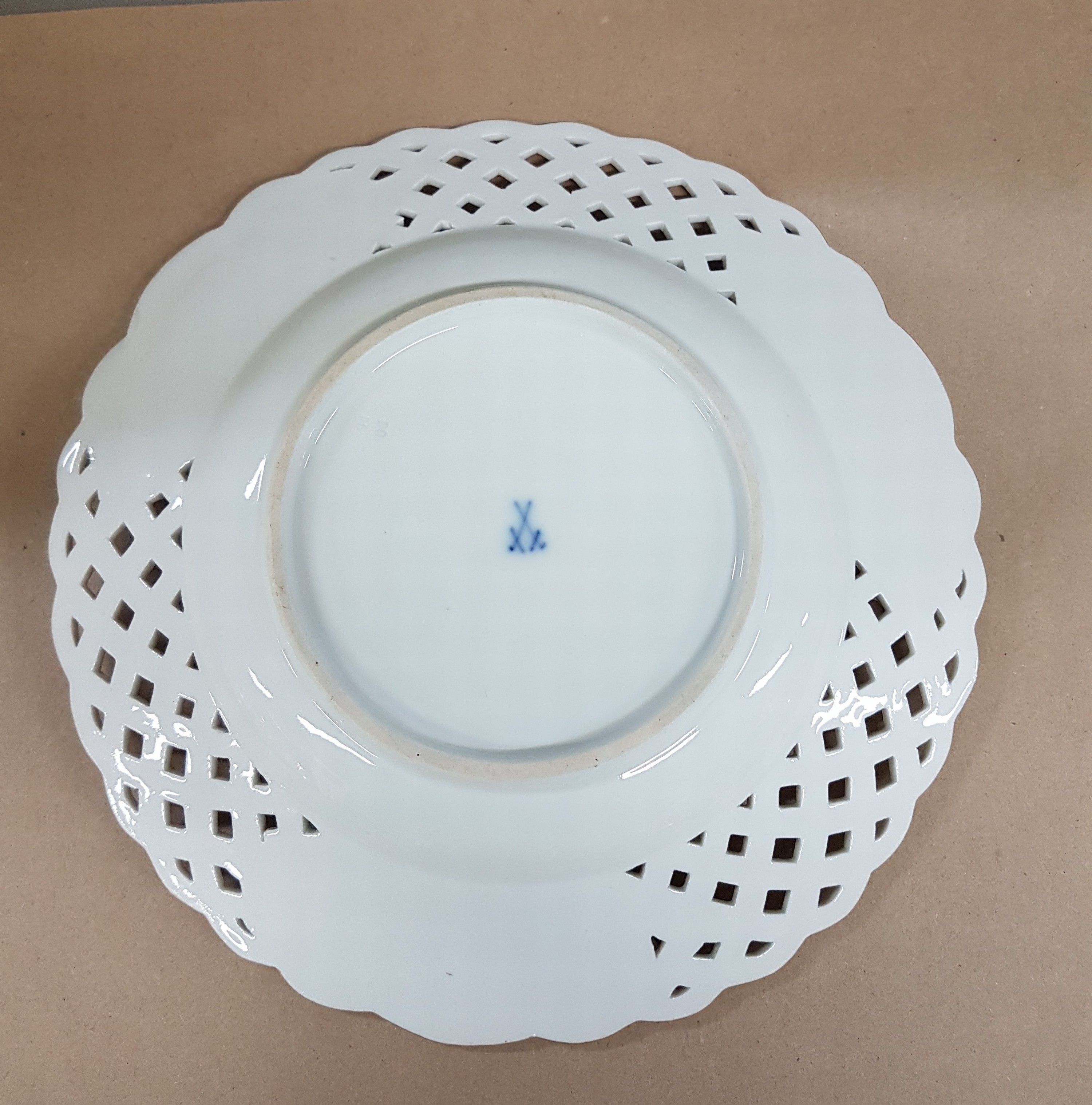 Detail f: Dessertteller, Meissen, um 1900, Knaufschwerter Porzellan, Wandung mit Durchbrucharbeit, aufgelegte Blütenapplikationen, Fahne mit Durchbrucharbeit, ...