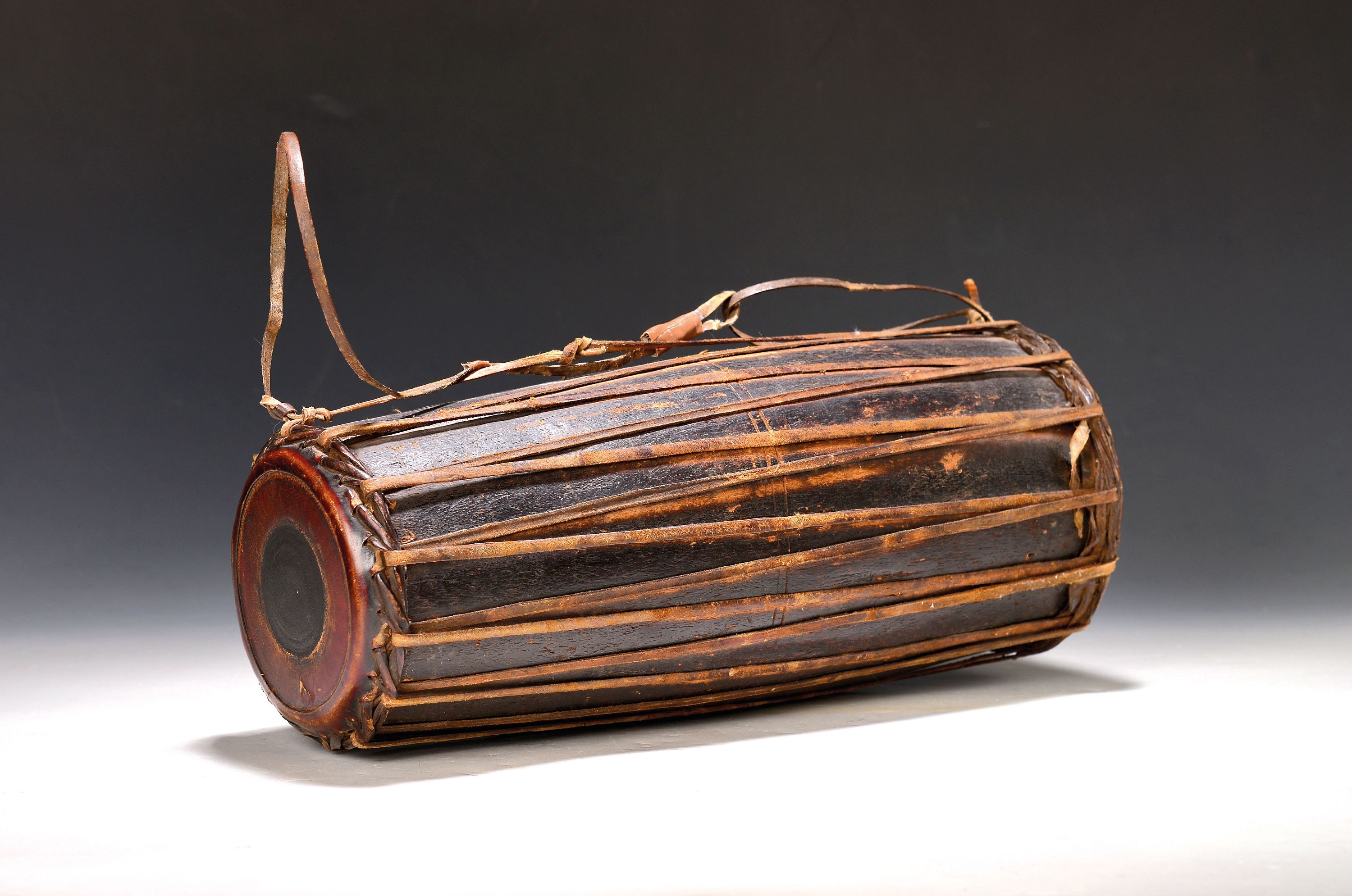 Image 27116144 - Trommel, Afrika, um 1900, Holz, Bespannung aus Leder, 41x16 cm, Alters- u. Gebr.sp.