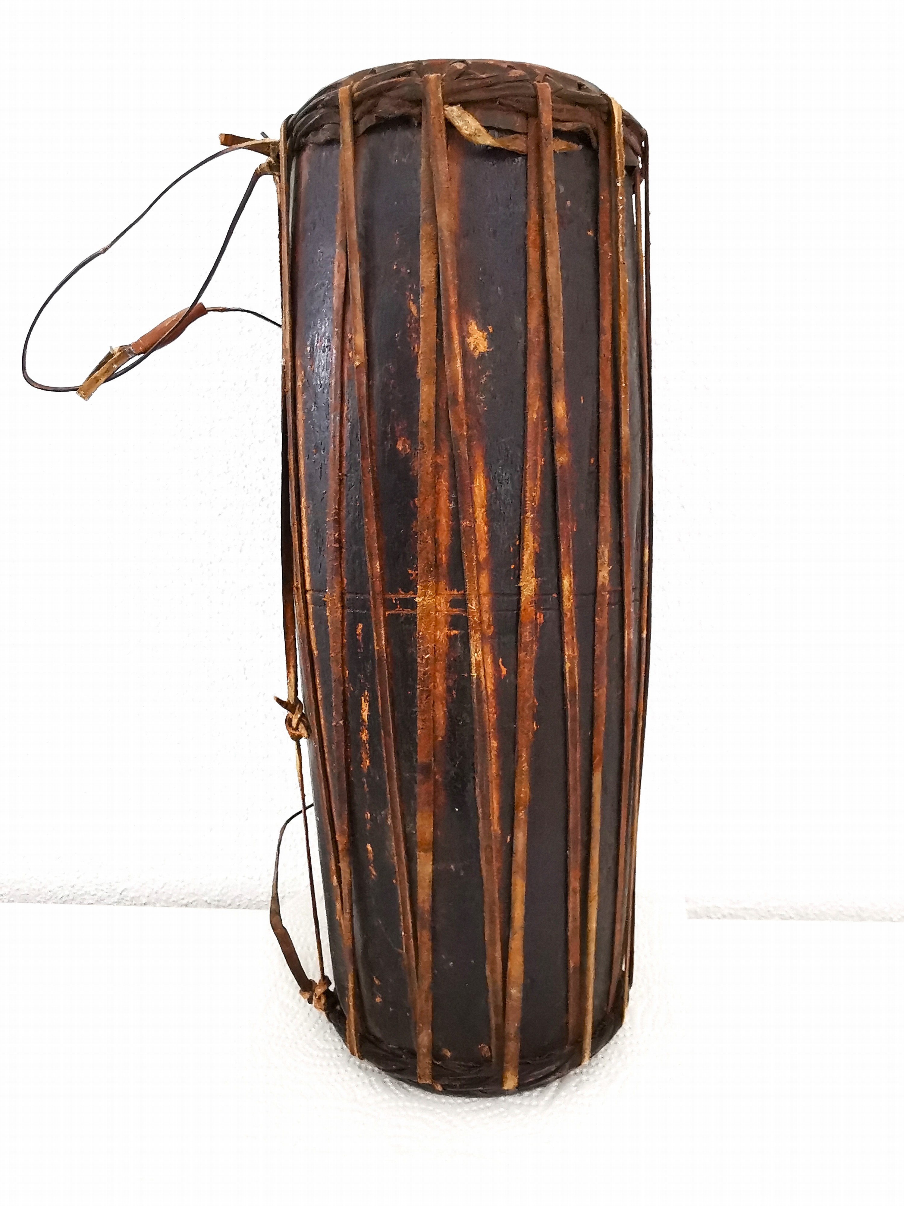 Detail a: Trommel, Afrika, um 1900, Holz, Bespannung aus Leder, 41x16 cm, Alters- u. Gebr.sp.