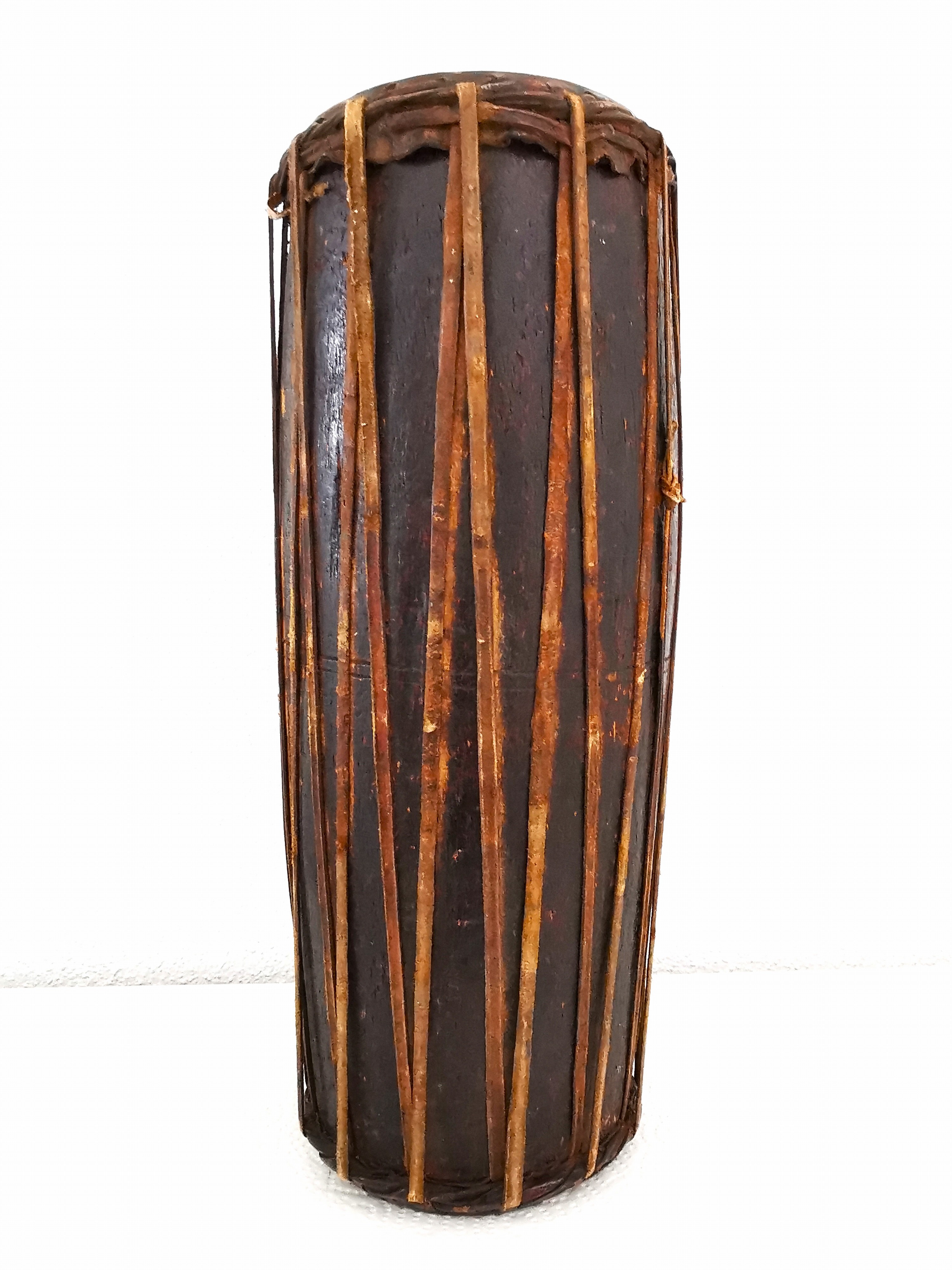 Detail b: Trommel, Afrika, um 1900, Holz, Bespannung aus Leder, 41x16 cm, Alters- u. Gebr.sp.
