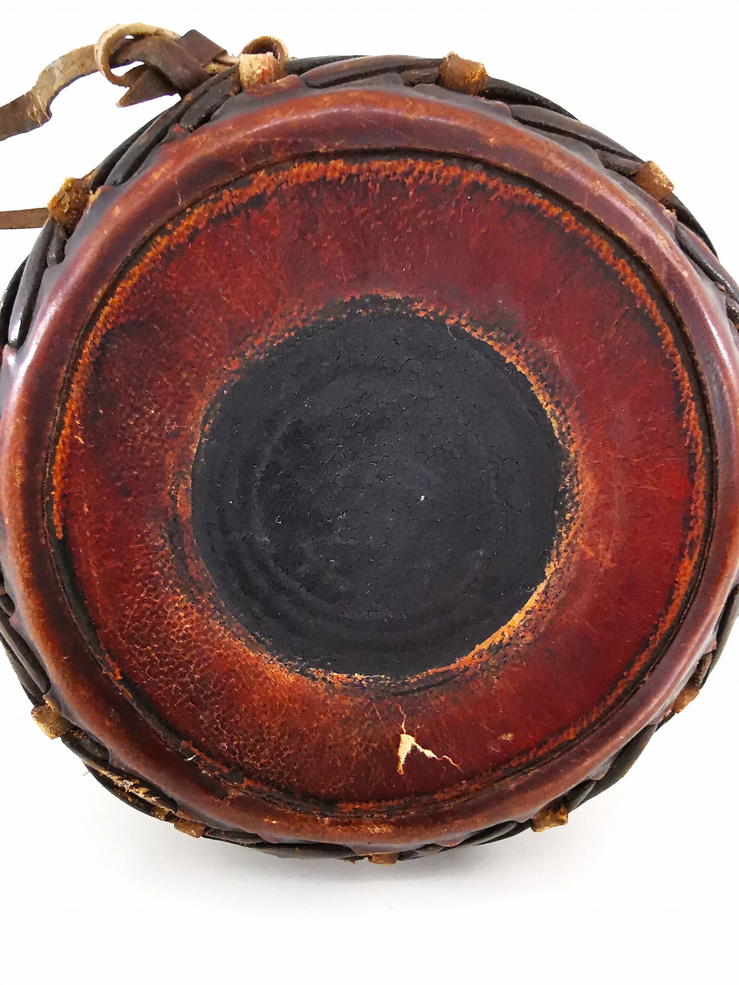 Detail c: Trommel, Afrika, um 1900, Holz, Bespannung aus Leder, 41x16 cm, Alters- u. Gebr.sp.