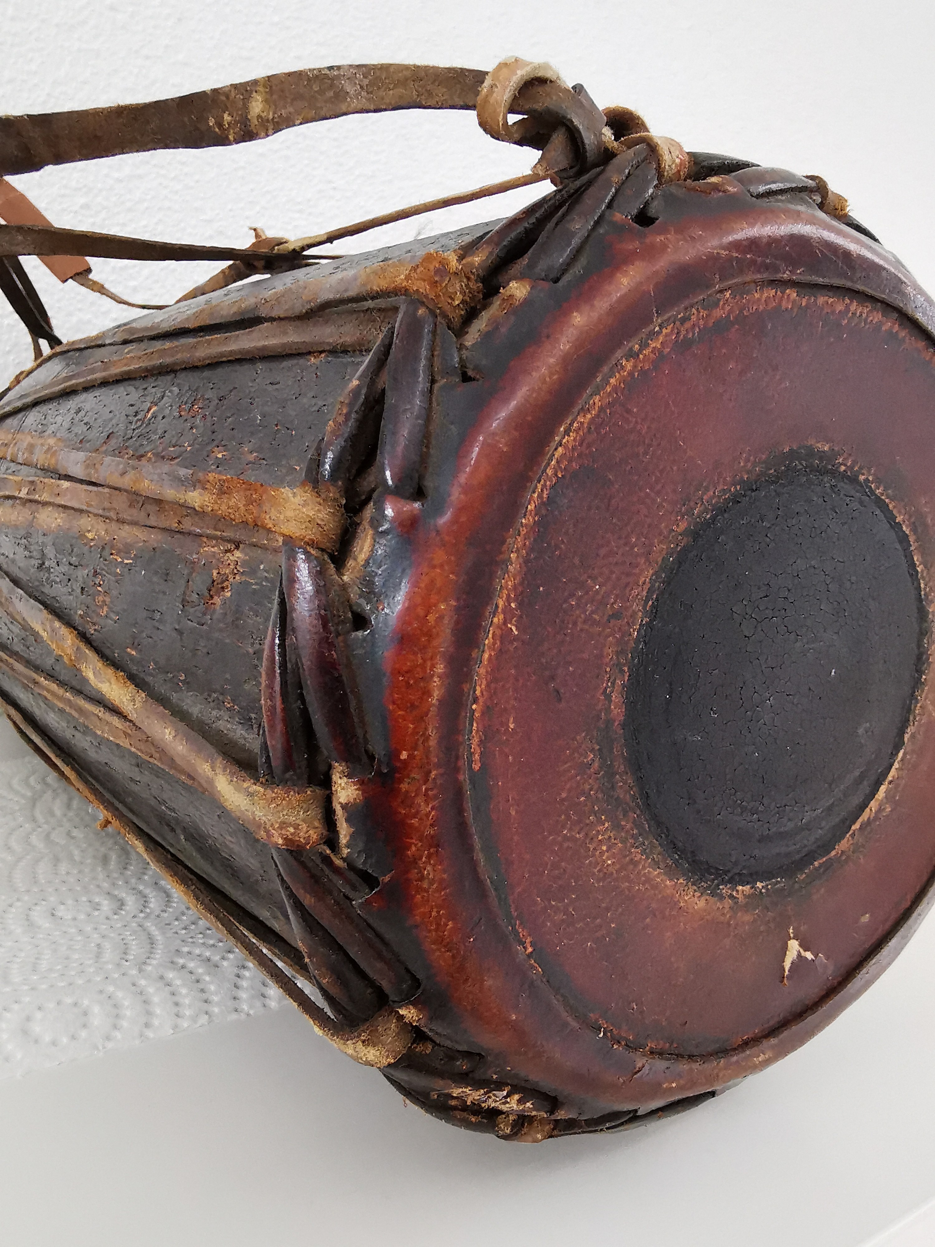 Detail d: Trommel, Afrika, um 1900, Holz, Bespannung aus Leder, 41x16 cm, Alters- u. Gebr.sp.