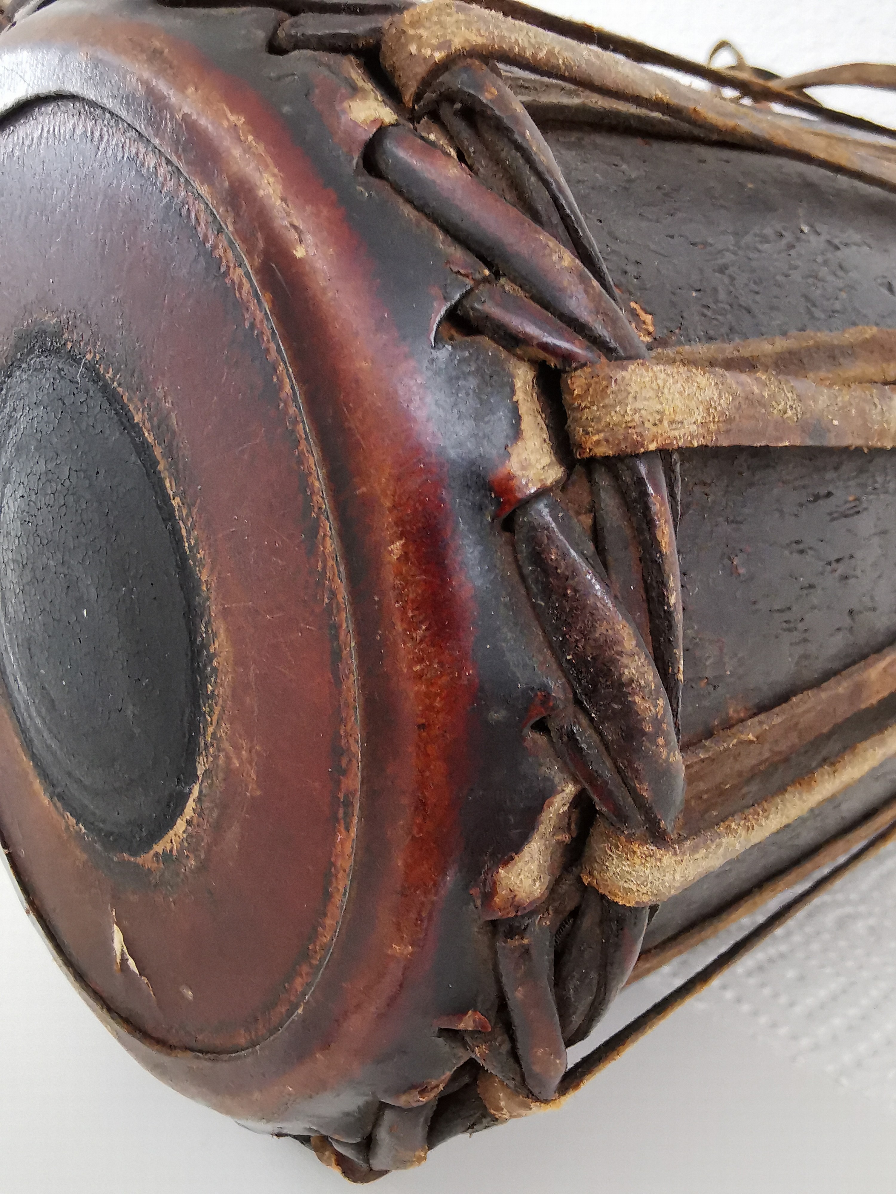 Detail e: Trommel, Afrika, um 1900, Holz, Bespannung aus Leder, 41x16 cm, Alters- u. Gebr.sp.