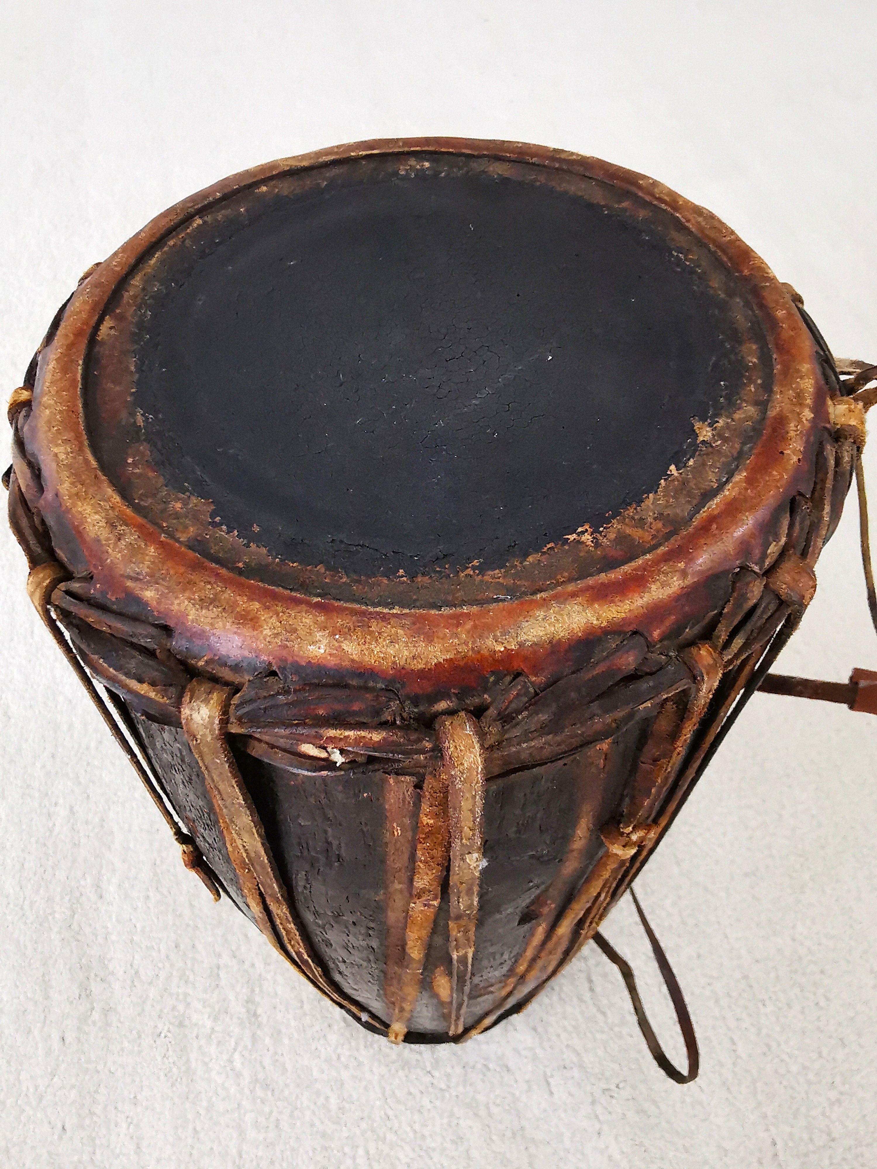 Detail f: Trommel, Afrika, um 1900, Holz, Bespannung aus Leder, 41x16 cm, Alters- u. Gebr.sp.