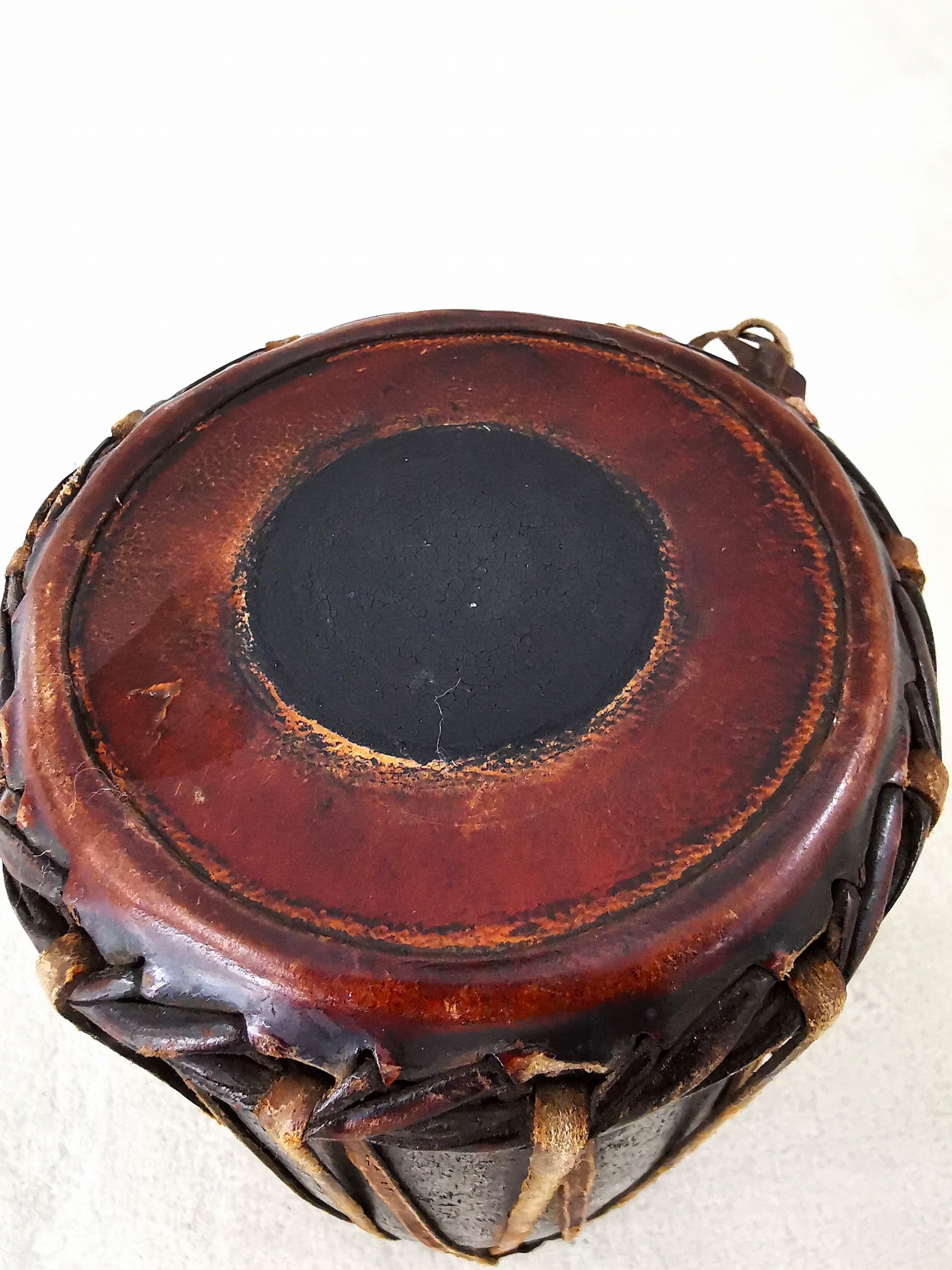 Detail g: Trommel, Afrika, um 1900, Holz, Bespannung aus Leder, 41x16 cm, Alters- u. Gebr.sp.