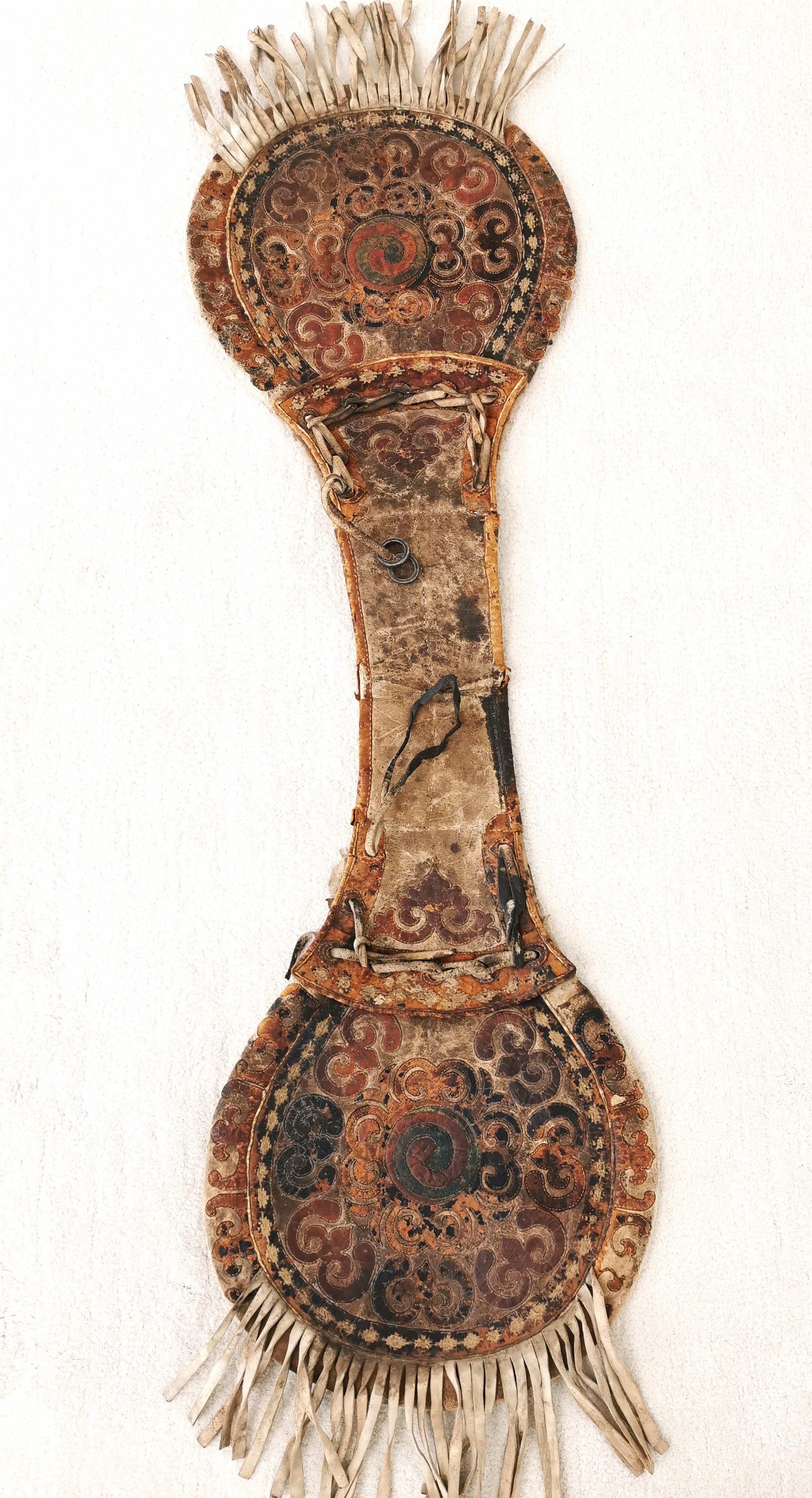 Detail a: Satteltasche aus Leder, Tibet/Mongolei, 18./19.Jh., Leder, belegt mit farbig gebeiztem Leder in floralem Muster, Fransenbehang, Eisenringe, deutliche ...