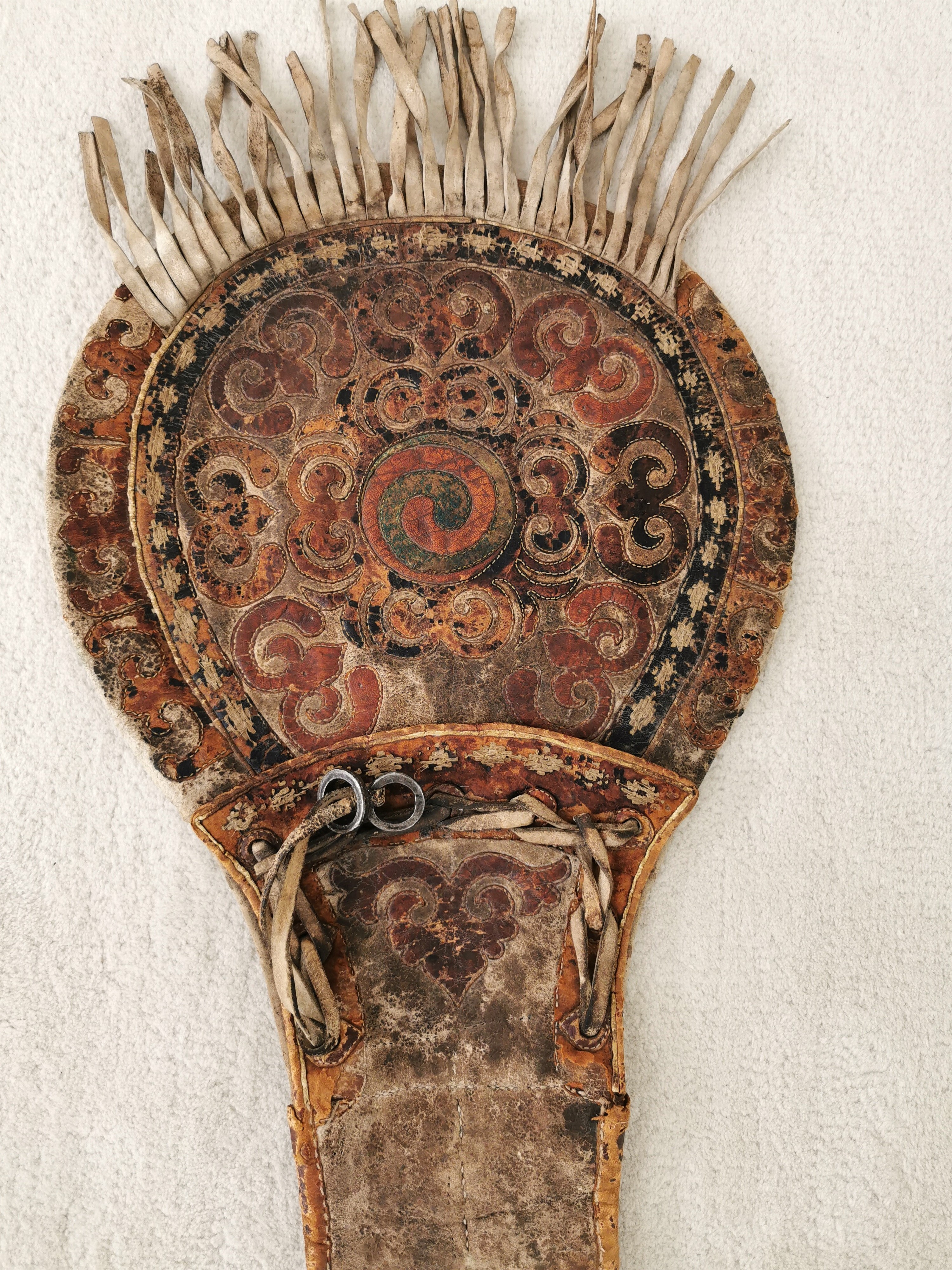 Detail c: Satteltasche aus Leder, Tibet/Mongolei, 18./19.Jh., Leder, belegt mit farbig gebeiztem Leder in floralem Muster, Fransenbehang, Eisenringe, deutliche ...