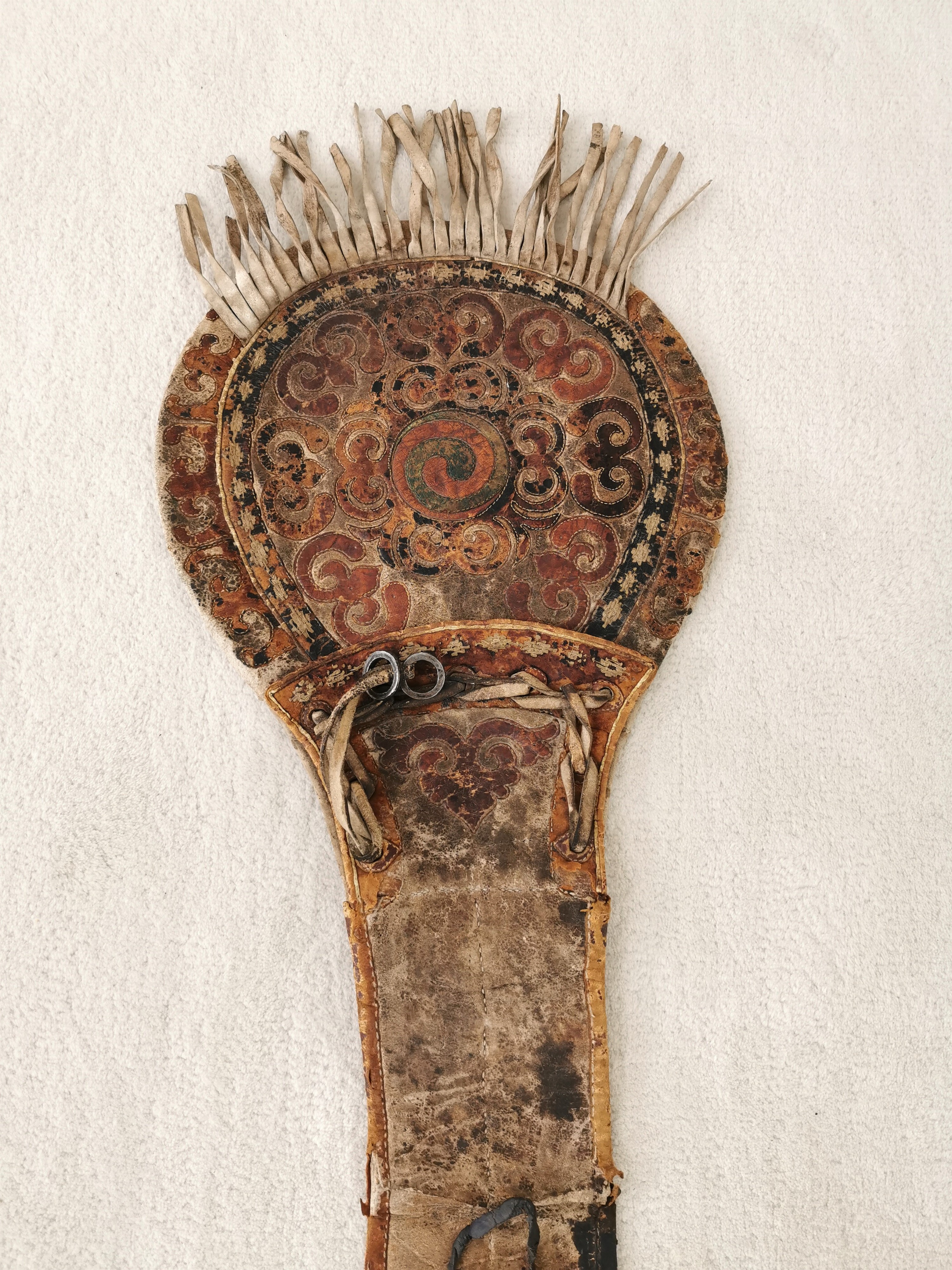 Detail d: Satteltasche aus Leder, Tibet/Mongolei, 18./19.Jh., Leder, belegt mit farbig gebeiztem Leder in floralem Muster, Fransenbehang, Eisenringe, deutliche ...