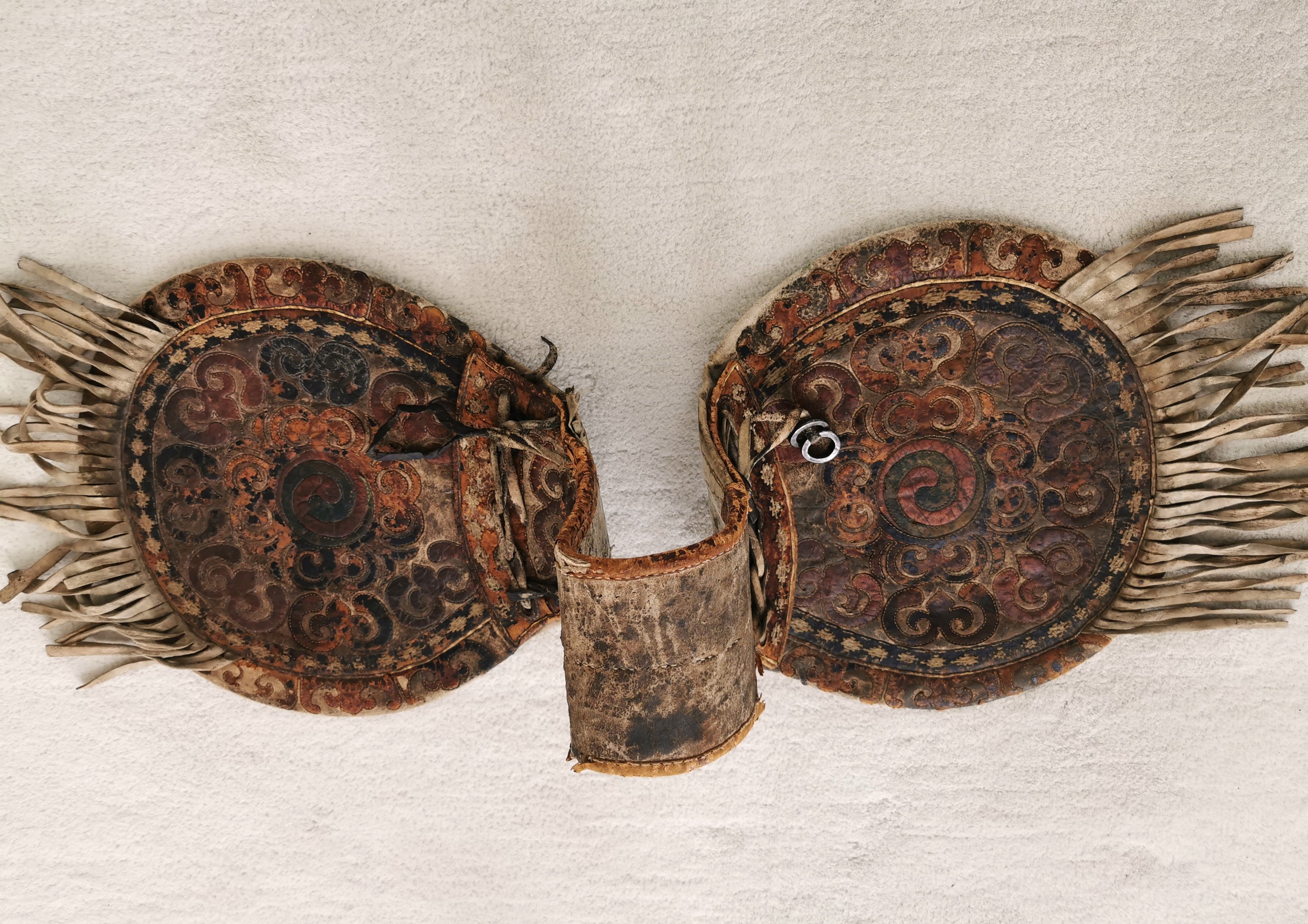 Detail g: Satteltasche aus Leder, Tibet/Mongolei, 18./19.Jh., Leder, belegt mit farbig gebeiztem Leder in floralem Muster, Fransenbehang, Eisenringe, deutliche ...