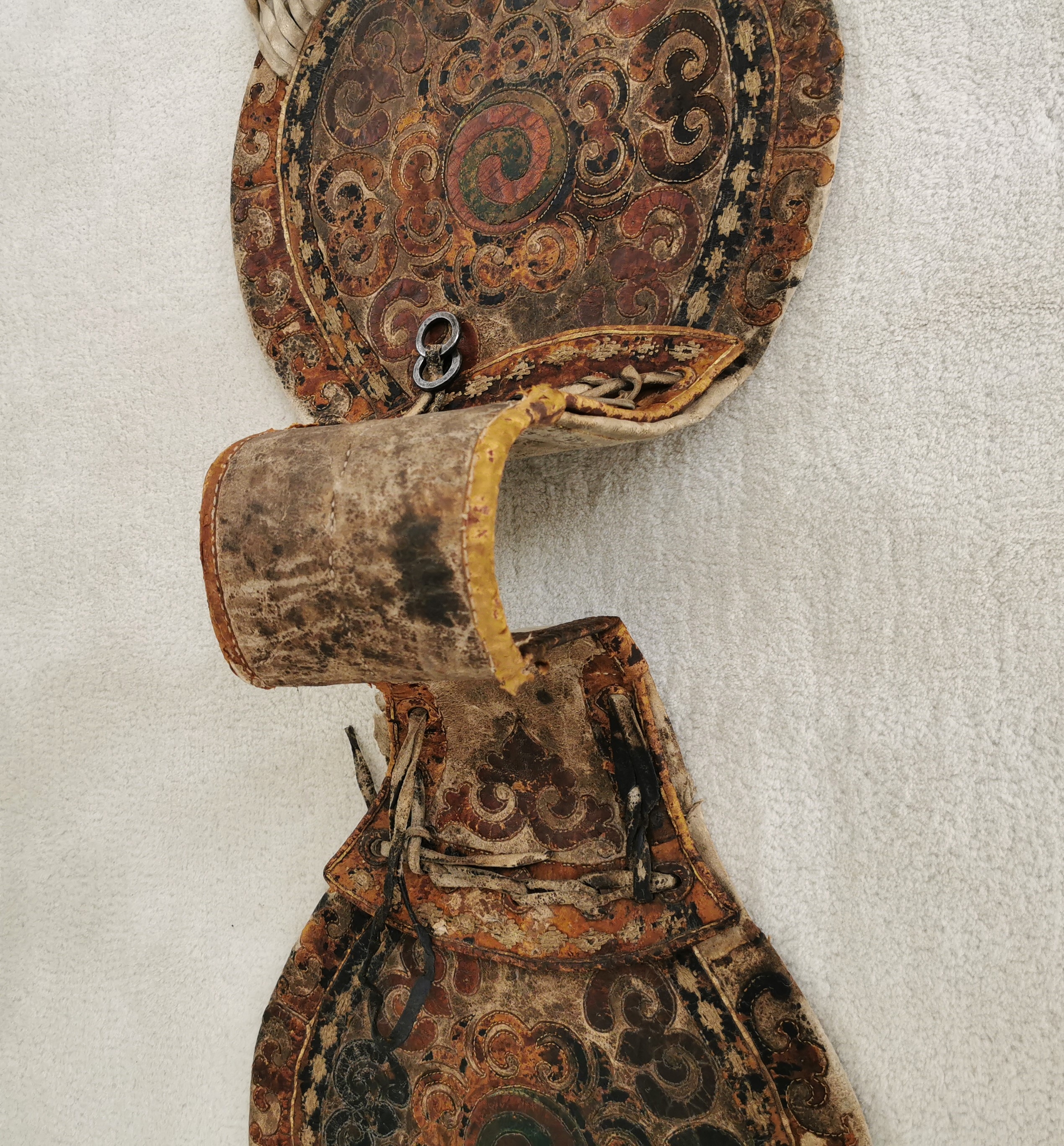 Detail h: Satteltasche aus Leder, Tibet/Mongolei, 18./19.Jh., Leder, belegt mit farbig gebeiztem Leder in floralem Muster, Fransenbehang, Eisenringe, deutliche ...