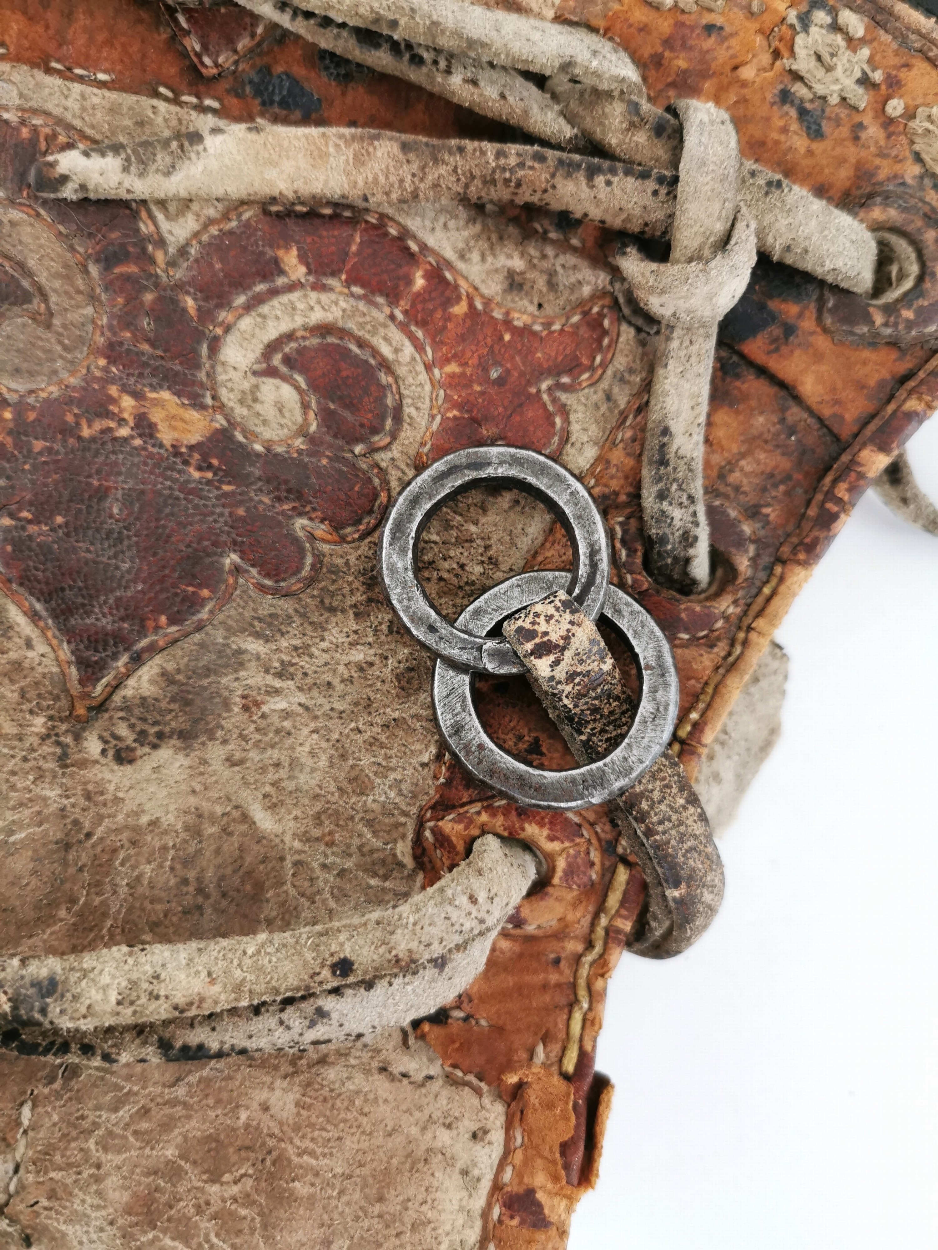 Detail j: Satteltasche aus Leder, Tibet/Mongolei, 18./19.Jh., Leder, belegt mit farbig gebeiztem Leder in floralem Muster, Fransenbehang, Eisenringe, deutliche ...